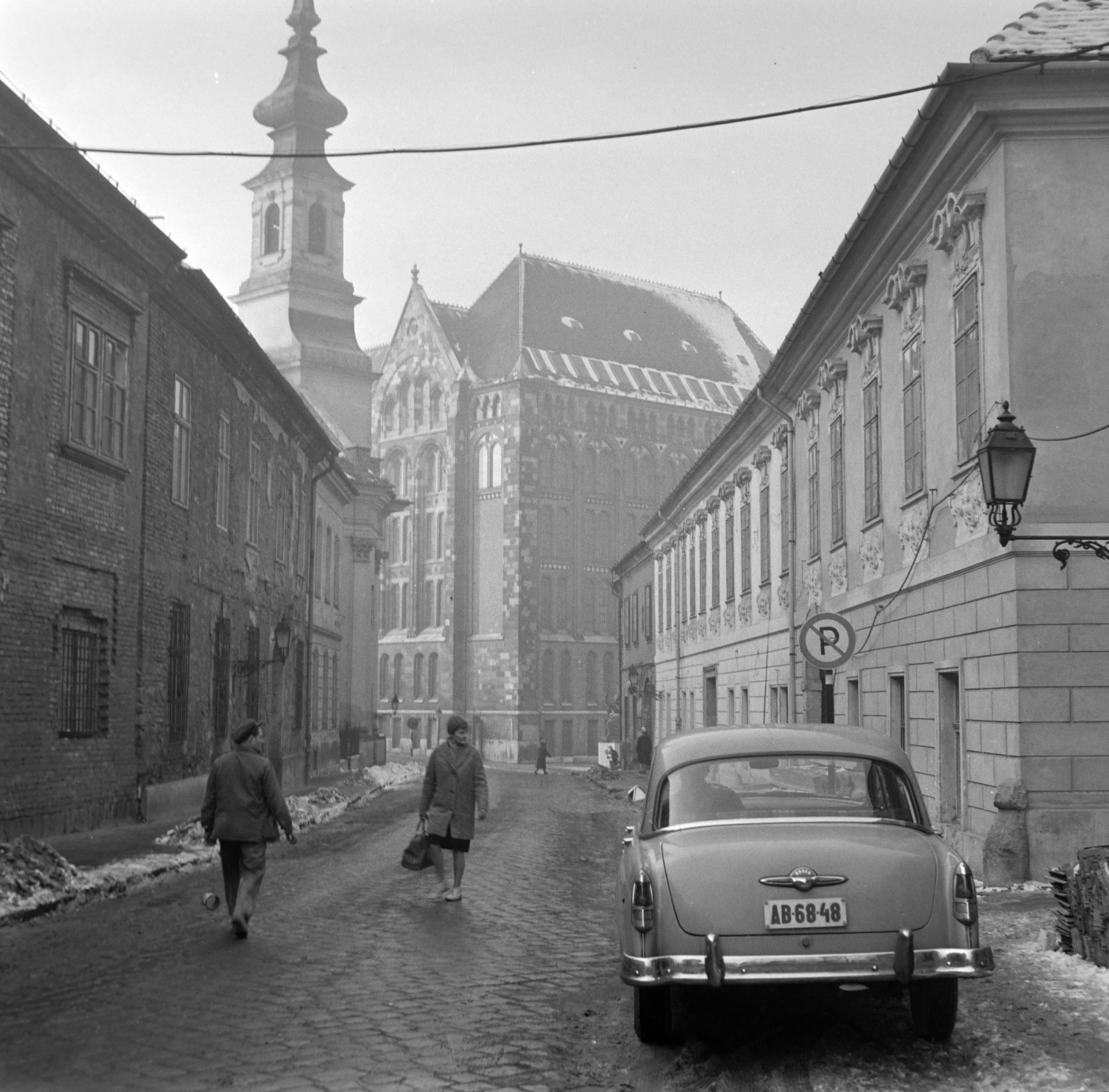 Magyarország, budai Vár, Budapest I., Táncsics Mihály utca a Bécsi kapu téri evangélikus templom és a Magyar Országos Levéltár felé nézve., 1965, Bojár Sándor, Budapest, rendszám, GAZ M21 Volga, Fortepan #178838
