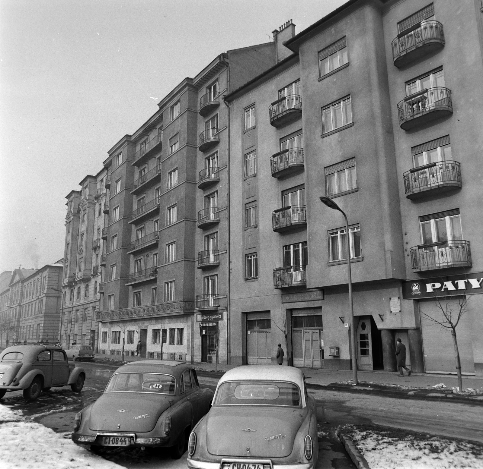 Magyarország, Budapest I., Attila út, a Sarló utca torkolatánál a Petőfi Sándor Gimnázium épülete., 1965, Bojár Sándor, Budapest, rendszám, Wartburg 311/312, Fortepan #178840
