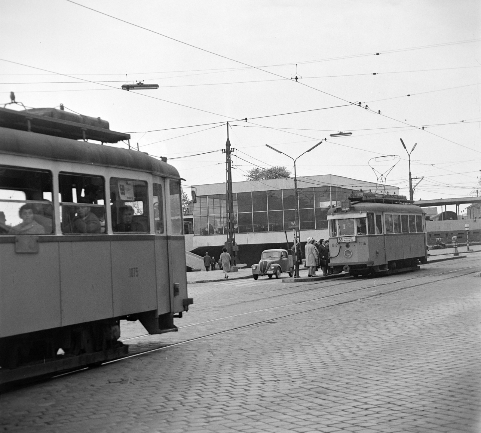 Hungary, Budapest I., Krisztina körút - Alkotás utca kereszteződés a Magyar Jakobinusok tere felől nézve, háttérben a Déli pályaudvar., 1965, Bojár Sándor, tram, Budapest, Fortepan #178850