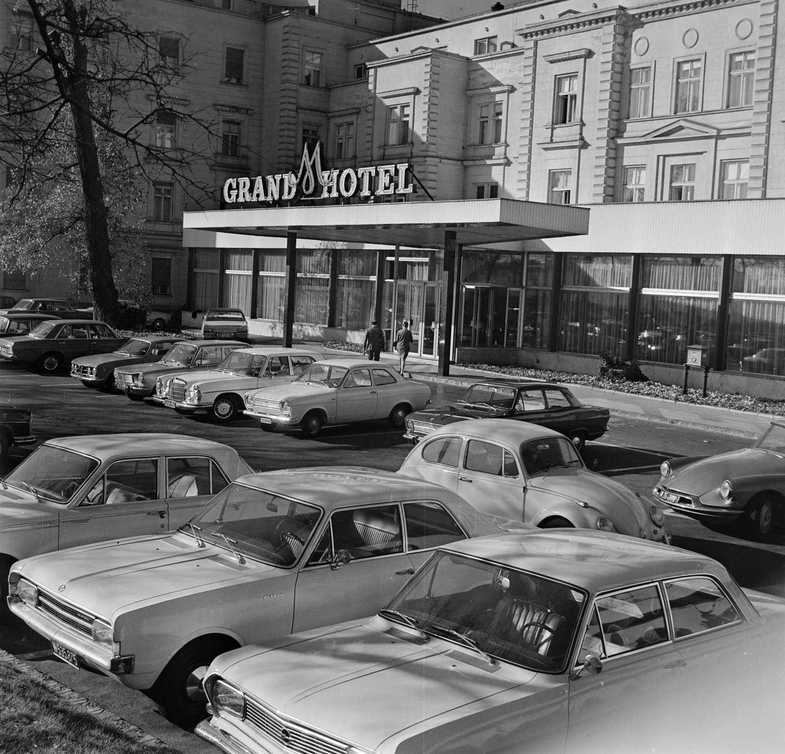 Magyarország, Margitsziget, Budapest, Margitszigeti Nagyszálló, főbejárat., 1969, Bojár Sándor, Plymouth Valiant, Fortepan #178868