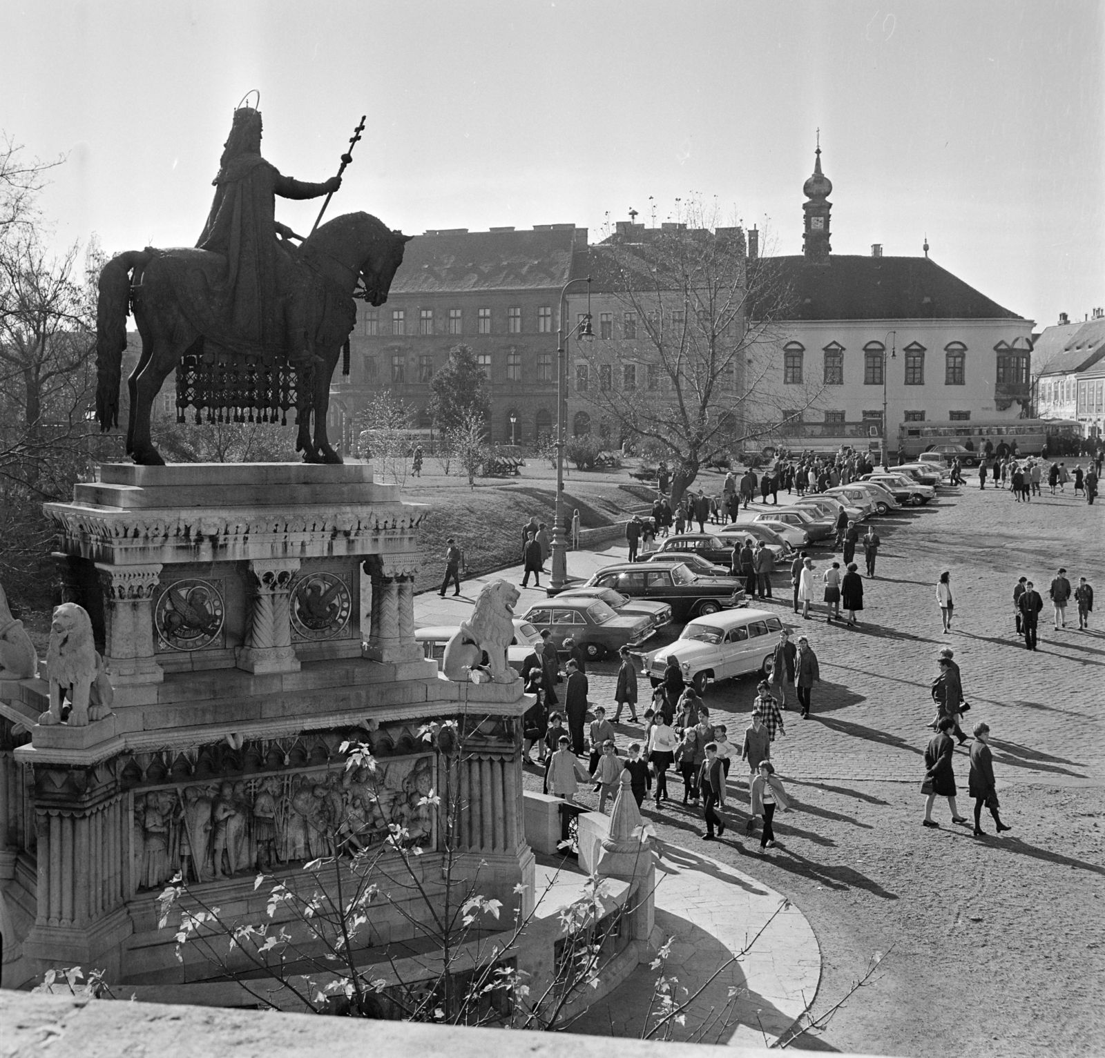 Magyarország, budai Vár, Budapest I., Szentháromság tér a Halászbástyáról a Tárnok utca felé nézve, előtérben Szent István szobra (Stróbl Alajos, 1906.)., 1969, Bojár Sándor, Budapest, Fortepan #178870