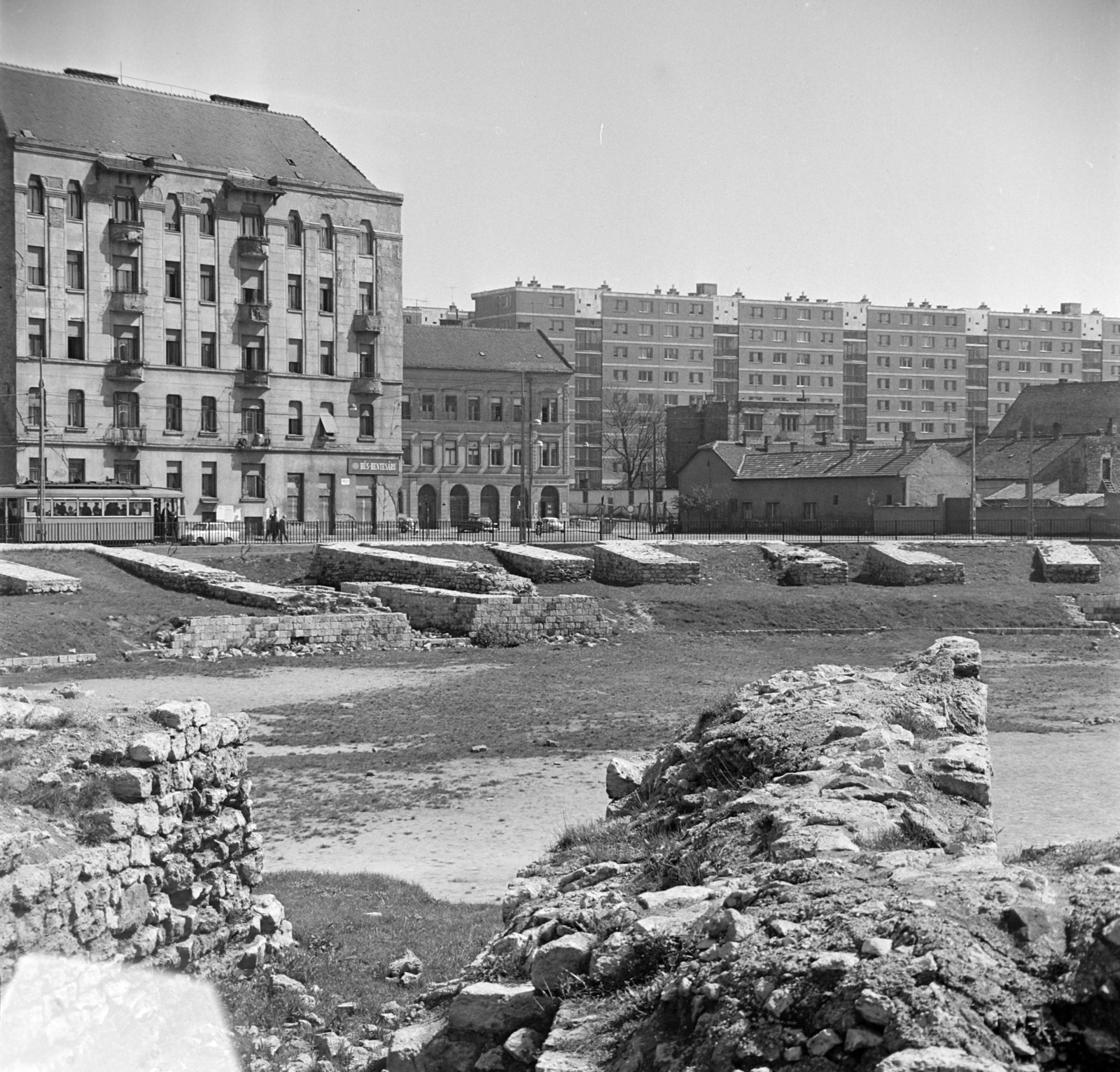 Magyarország, Óbuda, Budapest III., a katonavárosi amfiteátrum a Pacsirtamező (Korvin Ottó) utca felé nézve., 1967, Bojár Sándor, Budapest, Fortepan #178874