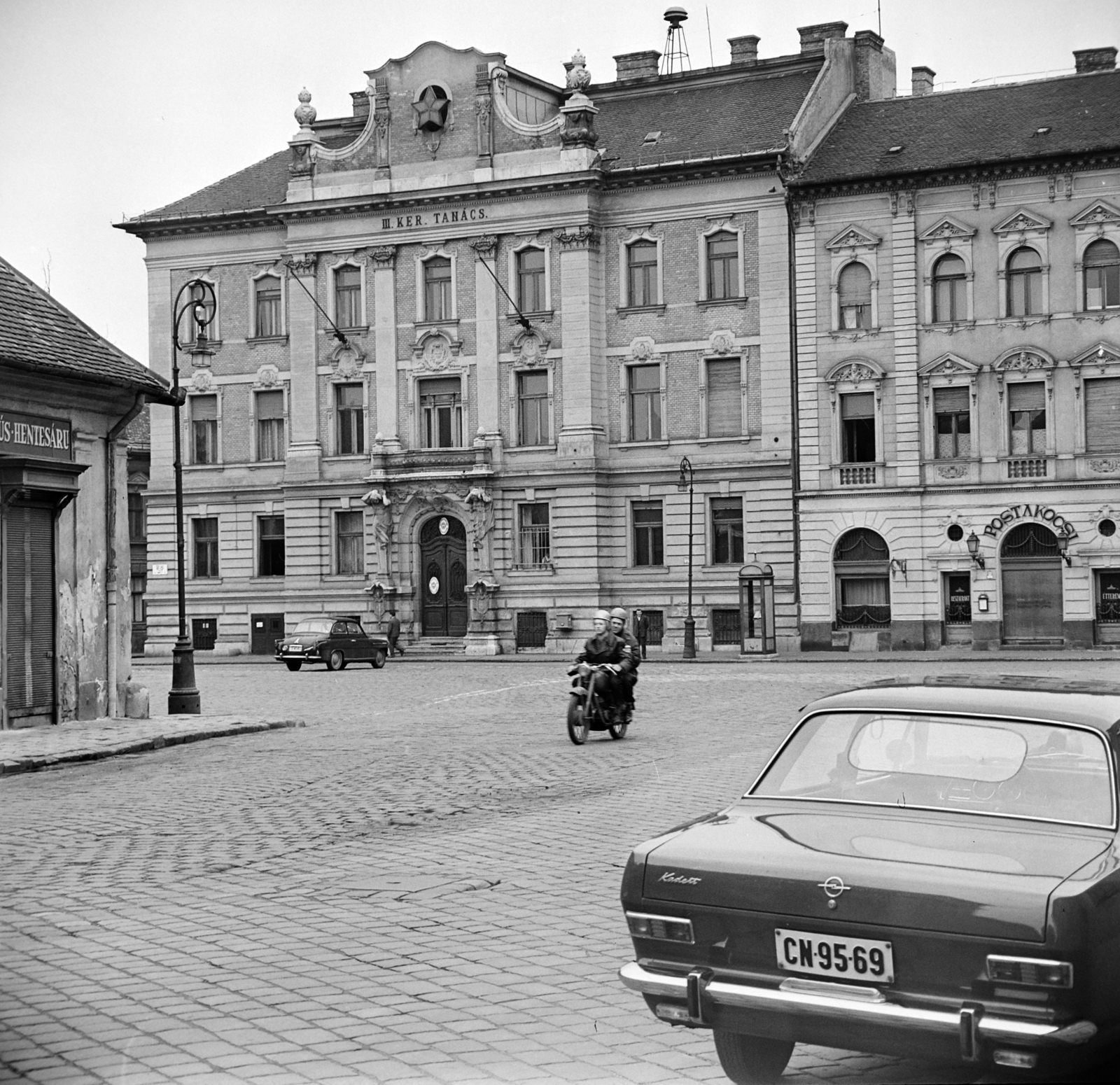 Hungary, Óbuda, Budapest III., Fő tér, középen a Tanácsháza (később Polgármesteri Hivatal)., 1967, Bojár Sándor, number plate, Budapest, Danuvia-brand, Fortepan #178880