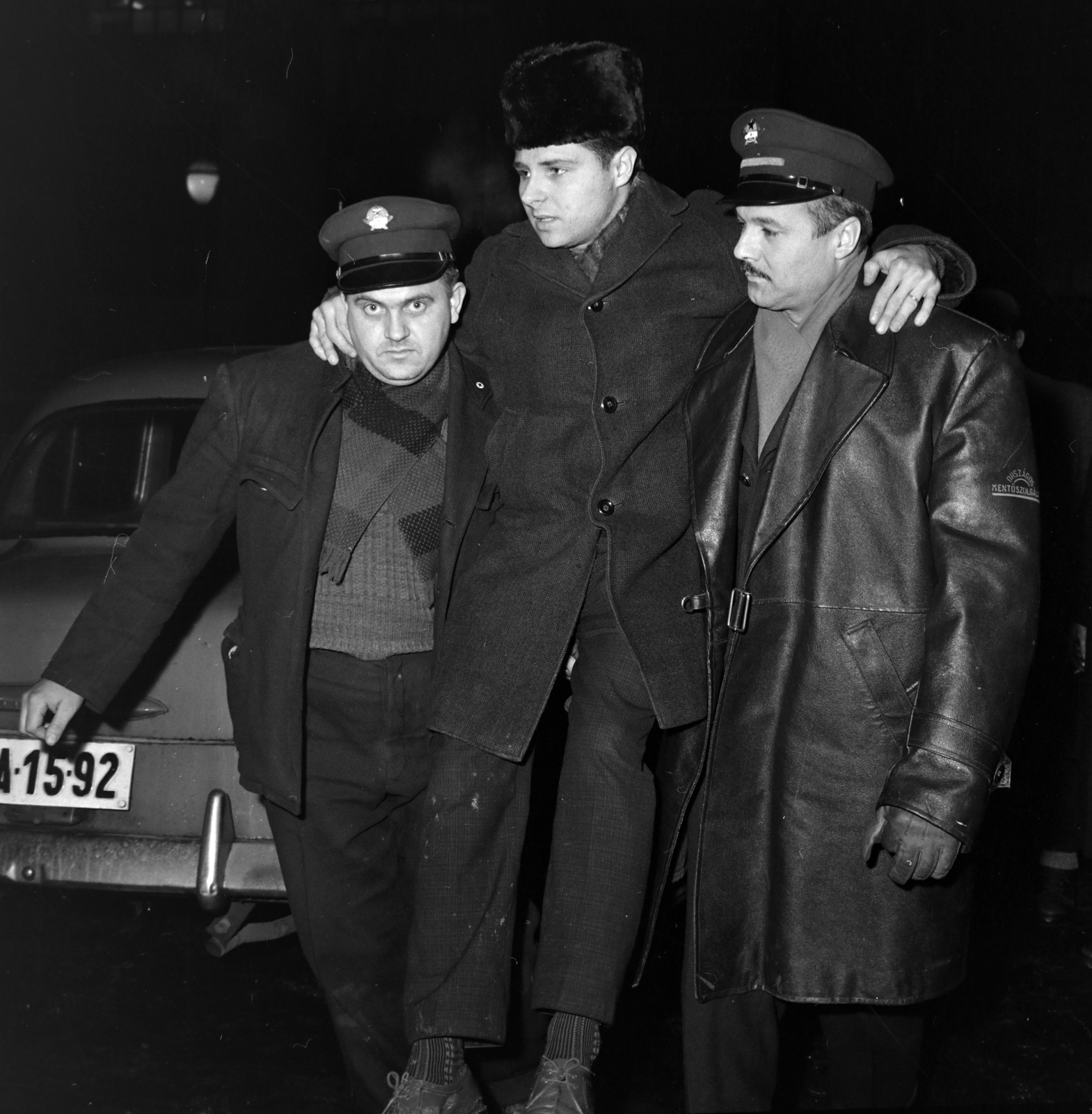 Hungary, Budapest XI., mentősök viszik el a Fehérvári úti balesetben könnyebben megsérült fiatalembert., 1967, Bojár Sándor, Budapest, Fortepan #178885