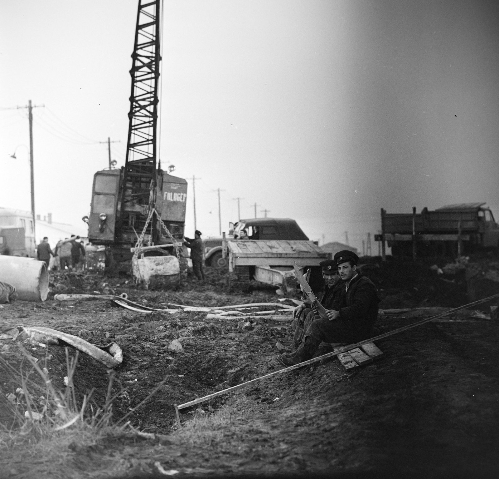 Hungary, Algyő, oltási munkán dolgozók pihenőn a Nagyalföldi Kőolaj- és Földgáztermelő Vállalat szegedi üzemének 168-as számú, égő olajkútjánál., 1968, Bojár Sándor, Fortepan #178893