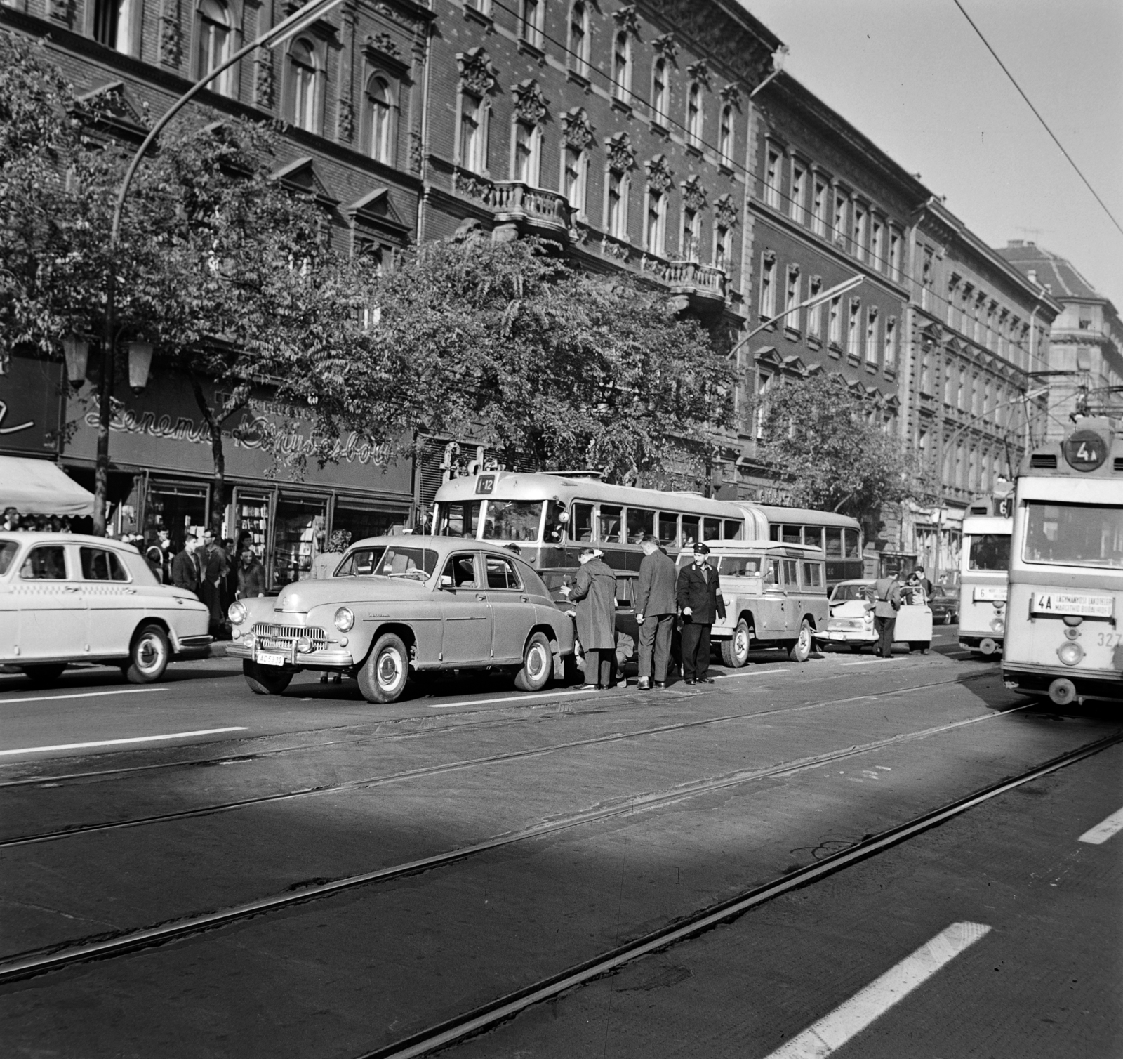 Hungary, Budapest VII., Erzsébet (Lenin) körút, közlekedési baleset az 52. és 54. számú ház előtt., 1966, Bojár Sándor, Budapest, bus, tram, M20 Pobeda, Land Rover-brand, street view, Fortepan #178894