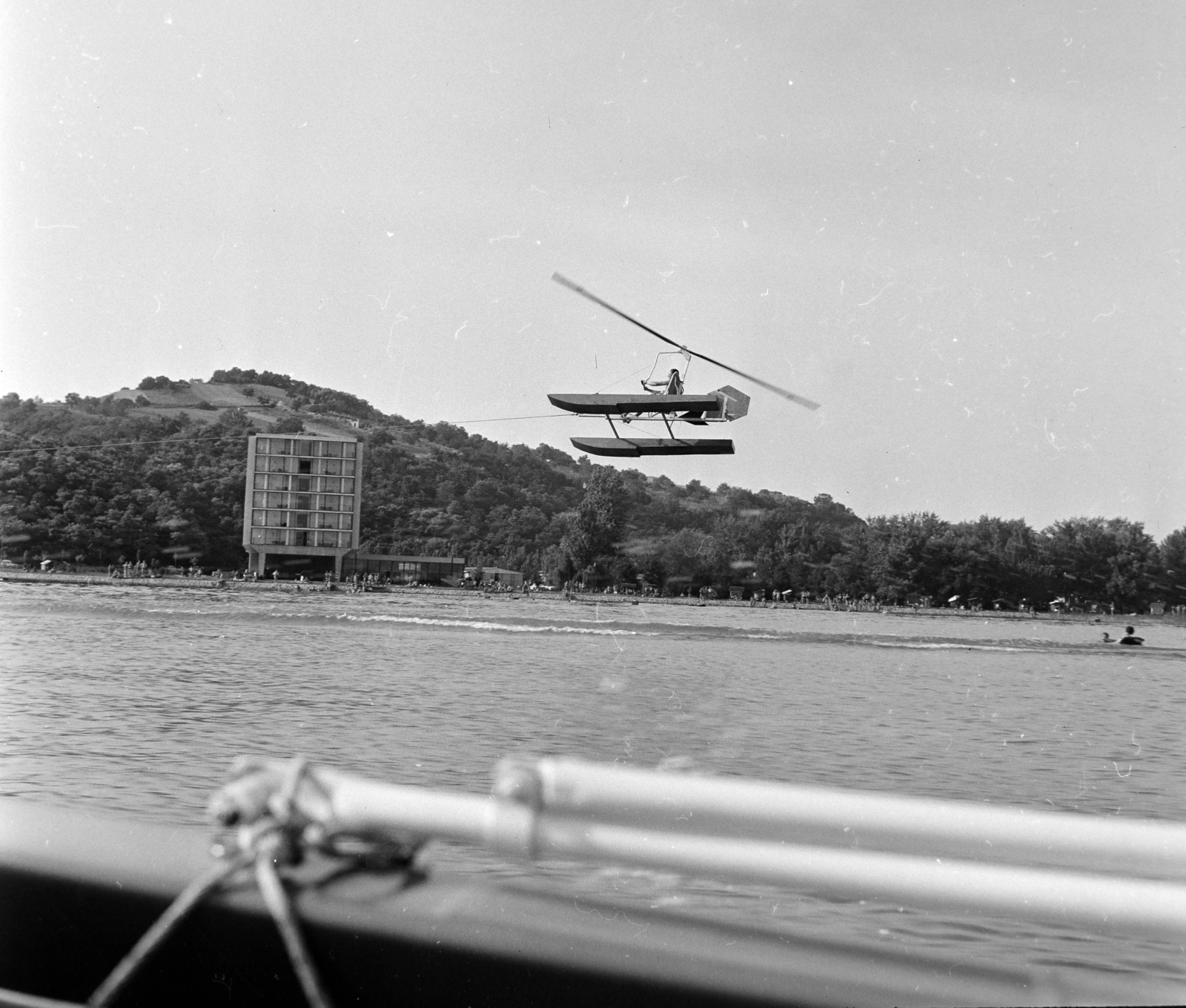 Hungary,Lake Balaton, Tihany, úszótalpas giro kite, háttérben a Hotel Tihany., 1965, Bojár Sándor, autogyro, helicopter, Fortepan #178900