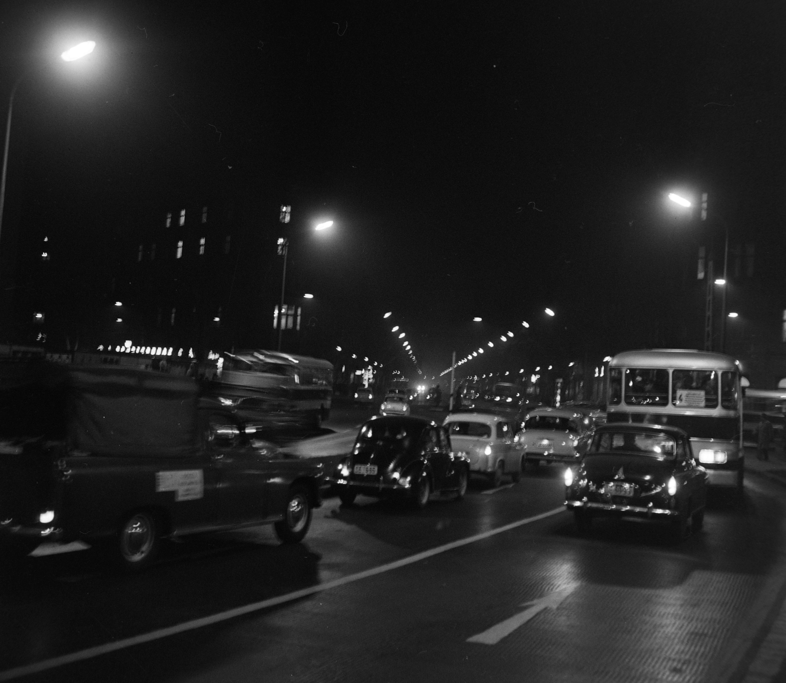 Magyarország, Budapest V.,Budapest VI., József Attila utca az Andrássy út (Népköztársaság útja) felé nézve, balra a Bajcsy-Zsilinszky út torkolata., 1965, Bojár Sándor, Budapest, Fortepan #178906
