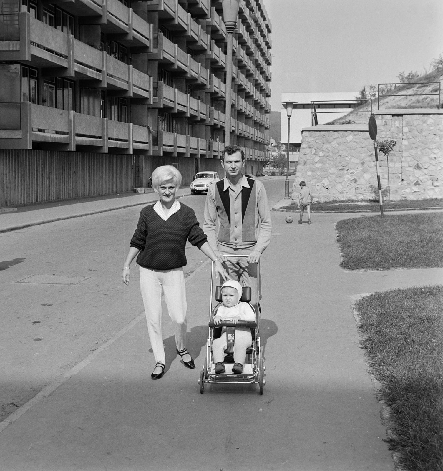 Magyarország, Salgótarján, Március 15. utca, háttérben a József Attila Művelődési Ház., 1969, Bojár Sándor, Fortepan #178924