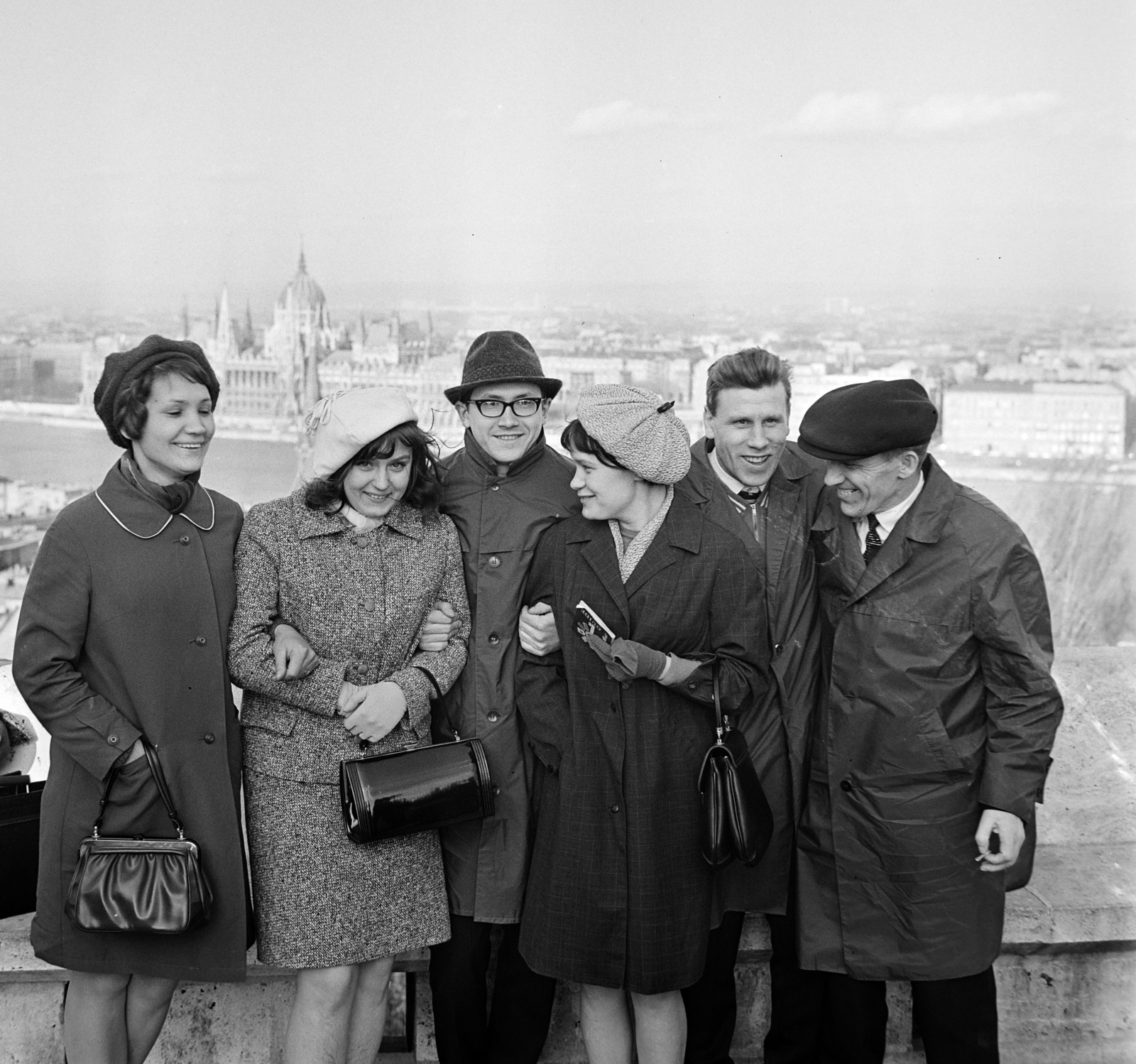 Magyarország, budai Vár,Halászbástya, Budapest I., háttérben a Parlament., 1964, Bojár Sándor, Budapest, Fortepan #178943