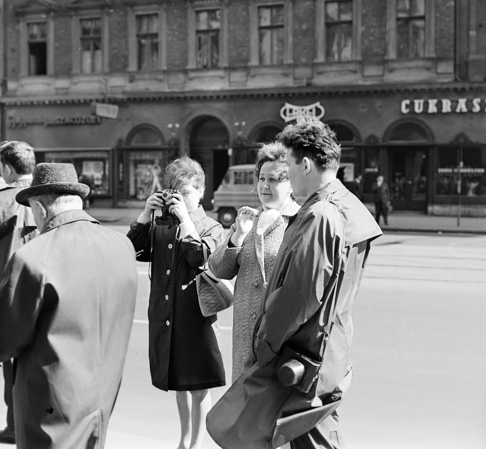 Hungary, Budapest VIII., háttérben a Rákóczi út 49., az Erkel (Hauer) cukrászda., 1964, Bojár Sándor, camera, photography, nylon fabric jacket, Budapest, Fortepan #178945