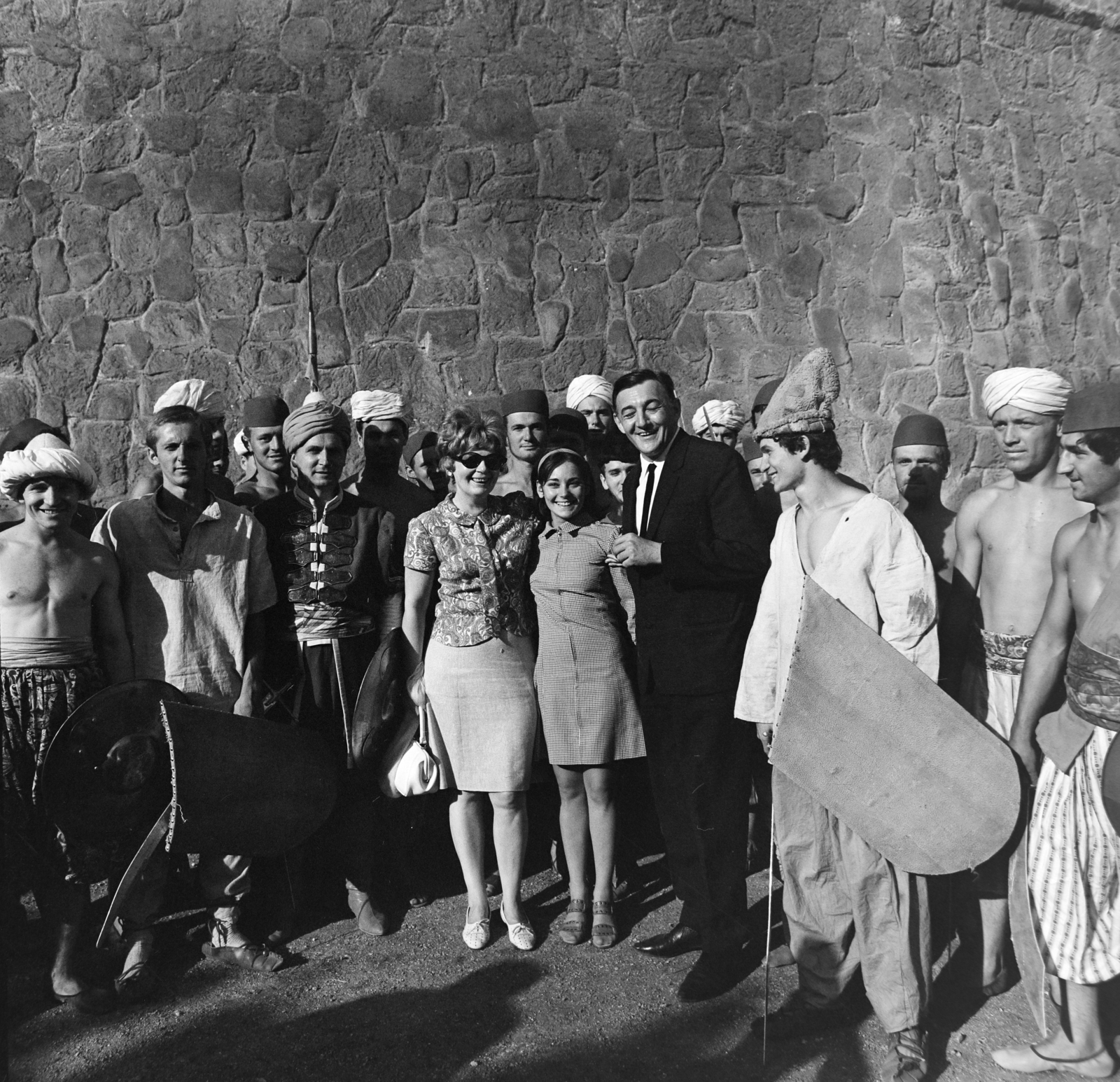 Hungary, Pilisborosjenő, az egri vár kicsinyített mása az Egri csillagok című film forgatásakor. A staszták között középen, a film főszereplői Venczel Vera és Sinkovits Imre színművészek., 1968, Bojár Sándor, Fortepan #178956
