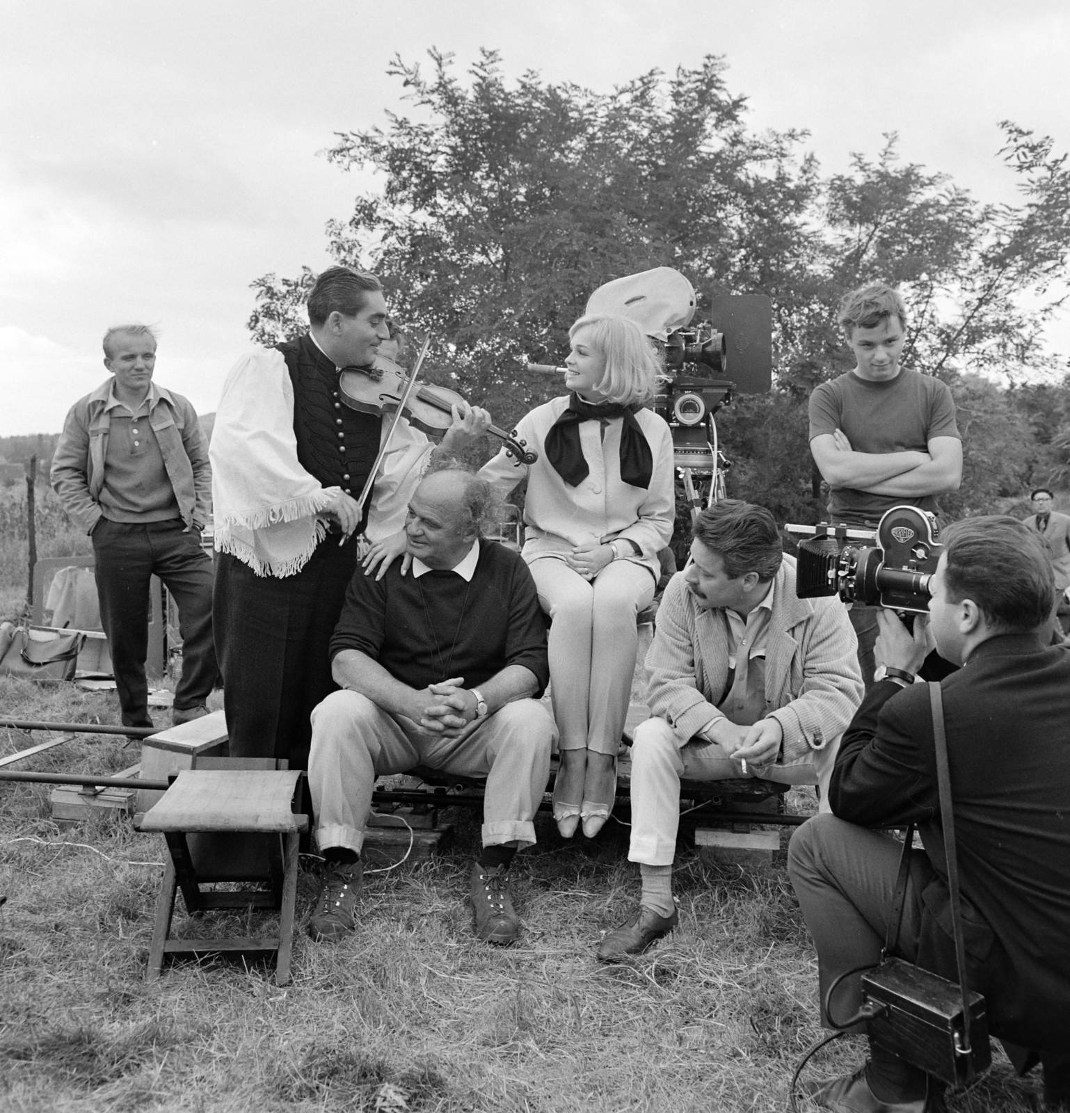 Hungary, Tök, a Piroskával szabadságon című osztrák film forgatásán napsütésre várva, Richard Angst operatőr, Tordai Teri színművésznő, Franz Josef Gottlieb rendező., 1965, Bojár Sándor, filming, Gypsy music, camera track, movie camera, fair-haired, Fortepan #178964