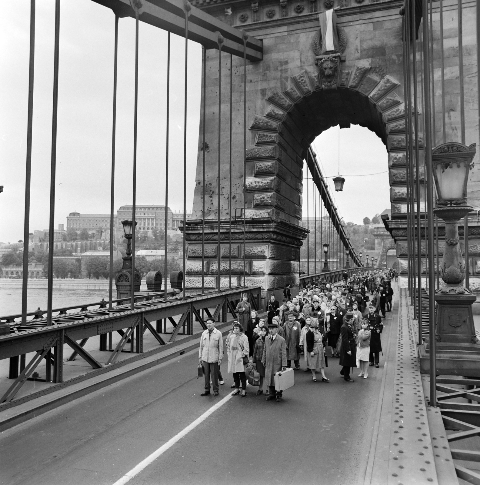 Magyarország, Budapest, Széchenyi Lánchíd. A keletnémet DEFA stúdió 1944-ben játszódó Élő áru című filmjének forgatása., 1965, Bojár Sándor, filmforgatás, zsidóság, Dávid csillag, zsidóüldözés, rendőr, Fortepan #178975