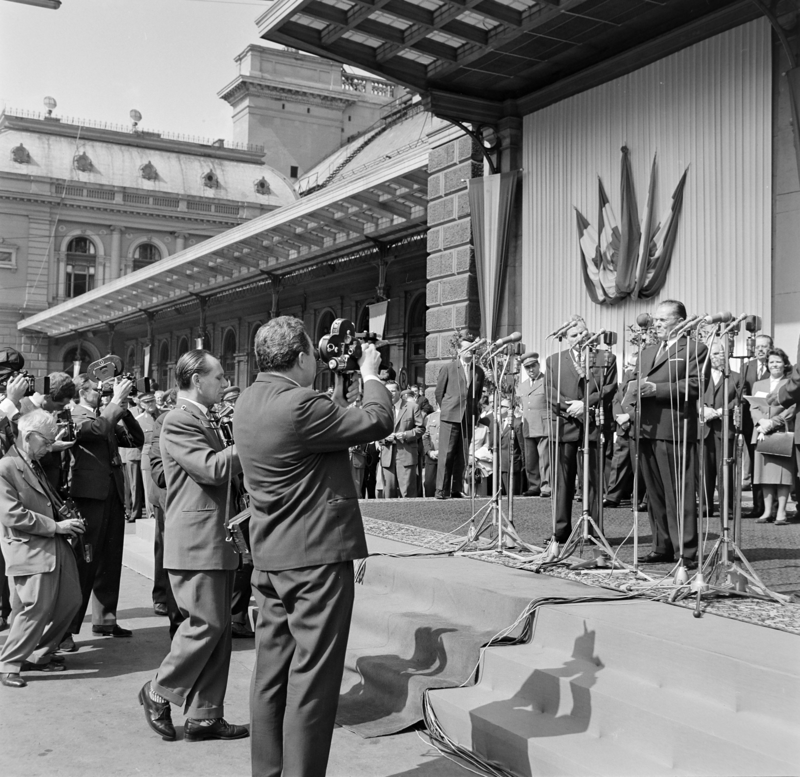 Hungary, Budapest VIII., a Keleti pályaudvar érkezési oldala. Jobb szélen a mikrofonnál Josip Broz Tito, a fogadásakor, 1964. szeptember 11-én. Mellette Dobi István., 1964, Bojár Sándor, Budapest, Fortepan #178982