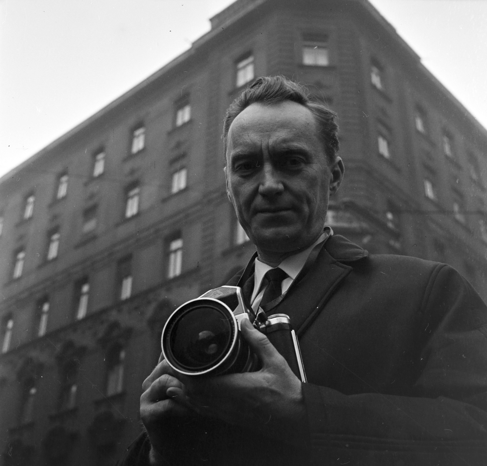 Hungary, Budapest VII., Czeizing Lajos fotóművész. Háttérben a Dohány utca 68. számú ház a Kertész utca sarkán., 1968, Bojár Sándor, Pentacon-brand, Budapest, Fortepan #178984