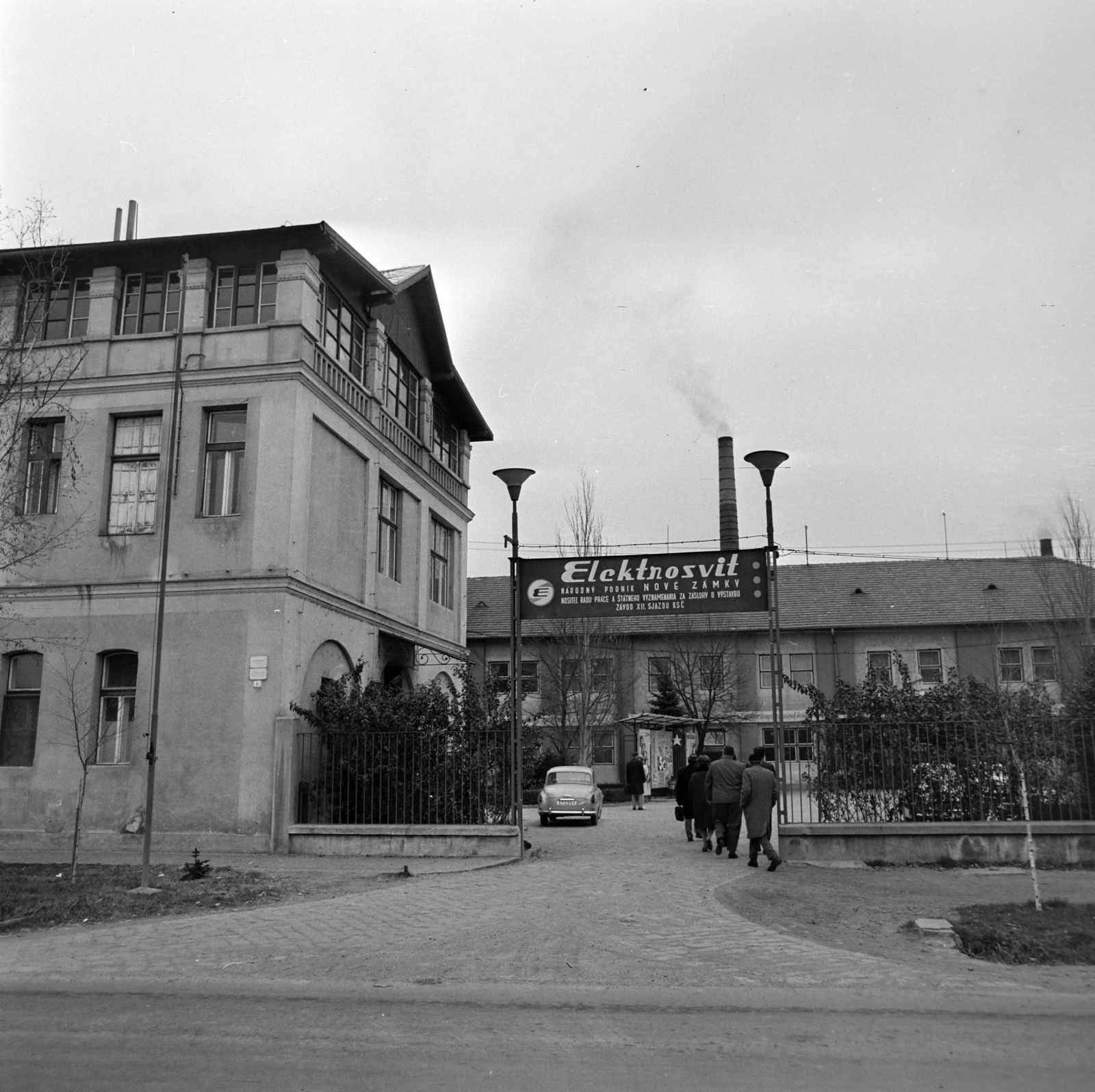 Slovakia, Nové Zámky, Komáromi út (Komárňanská cesta) 1., az Elektrosvit hűtőgépgyár kapuja., 1967, Bojár Sándor, Fortepan #178985