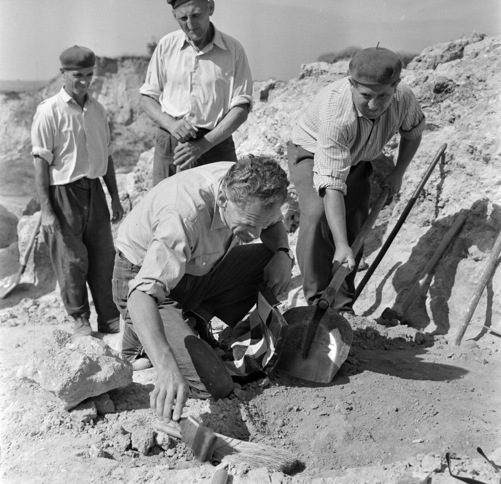 Hungary, Vértesszőlős, előtérben Vértes László vezető régész az Őskőkori előembertelep feltárásán, Samu (Homo sapiens palaeohungaricus: Sámuel) csontdarabjának megtalálása idején., 1965, Bojár Sándor, Fortepan #178989