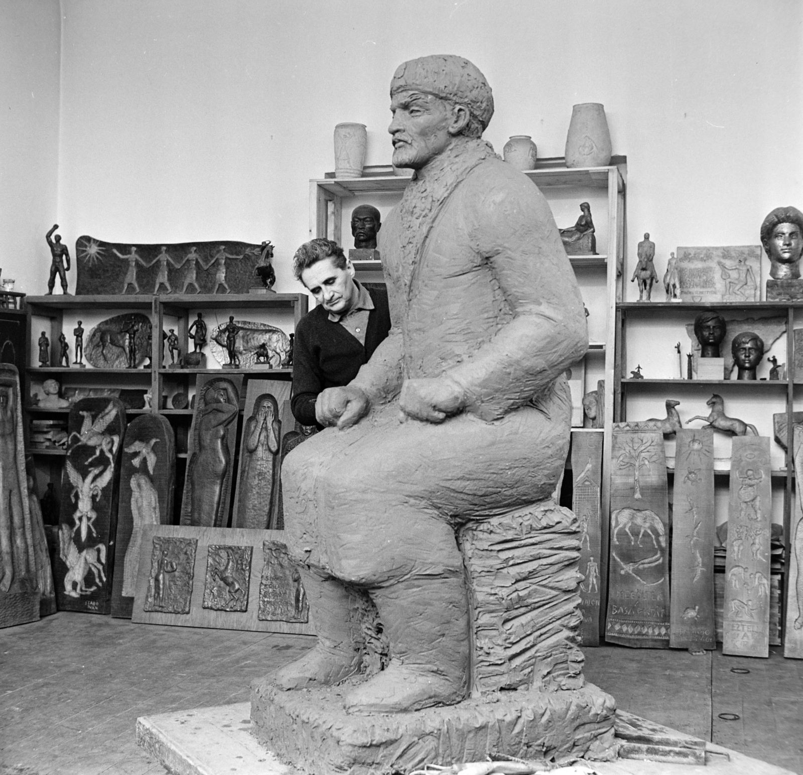 Magyarország, Budapest VIII., Százados úti Művésztelep. Szabó Iván szobrászművész a műtermében Lenin szobrának agyagmintáján dolgozik. A mészkőbe faragott szobor Hódmezővásárhelyen lett felállítva 1970-ben., 1969, Bojár Sándor, Budapest, műterem, szobor, Lenin-ábrázolás, Fortepan #178997