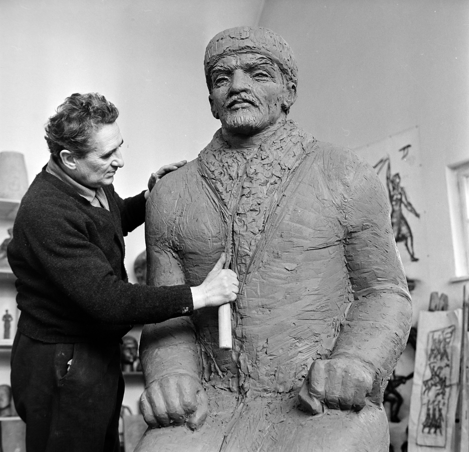 Magyarország, Budapest VIII., Százados úti Művésztelep. Szabó Iván szobrászművész a műtermében Lenin szobrának agyagmintáján dolgozik. A mészkőbe faragott szobor Hódmezővásárhelyen lett felállítva 1970-ben., 1969, Bojár Sándor, Budapest, szobor, műterem, Lenin-ábrázolás, Fortepan #178999