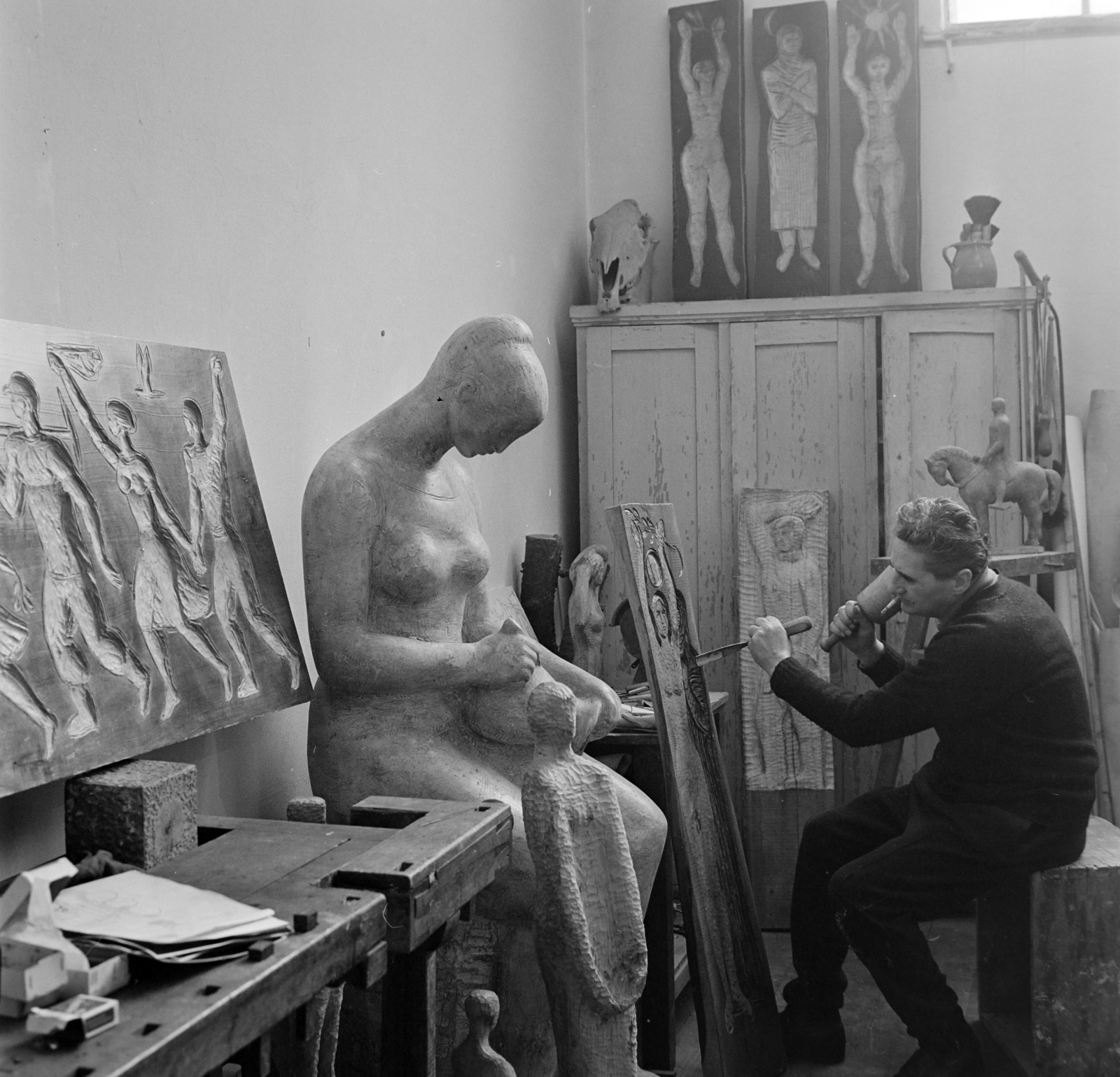 Hungary, Budapest VIII., Százados úti Művésztelep. Szabó Iván szobrászművész a műtermében, középen az Írókázó szobra., 1969, Bojár Sándor, Budapest, studio, sculpture, relief, Fortepan #179003