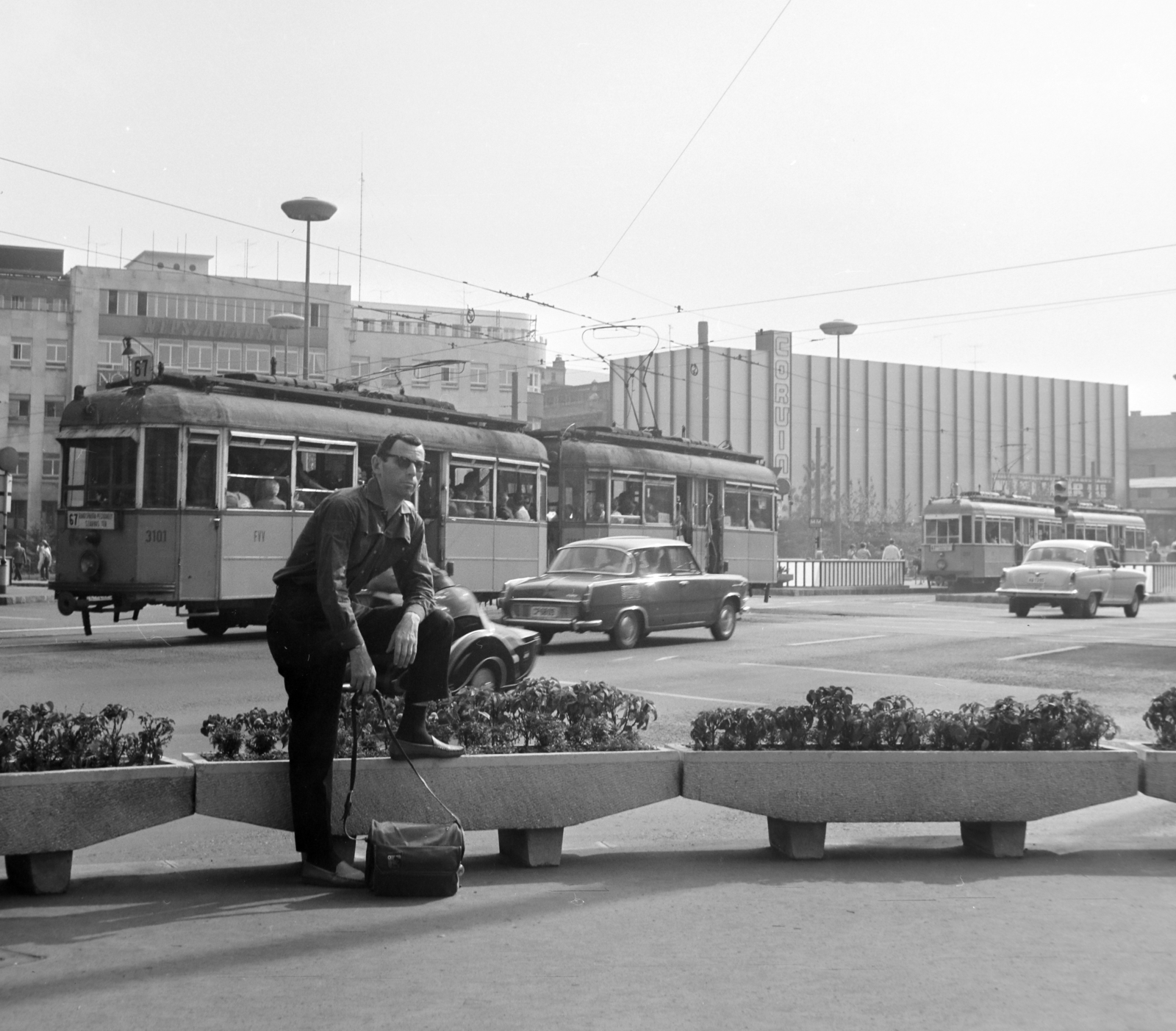 Hungary, Budapest VII.,Budapest VIII., a Blaha Lujza tér a Rákóczi út - Erzsébet (Lenin) körút sarkától nézve, jobbra a Corvin Áruház., 1967, Bojár Sándor, one leg standing, Budapest, Fortepan #179006
