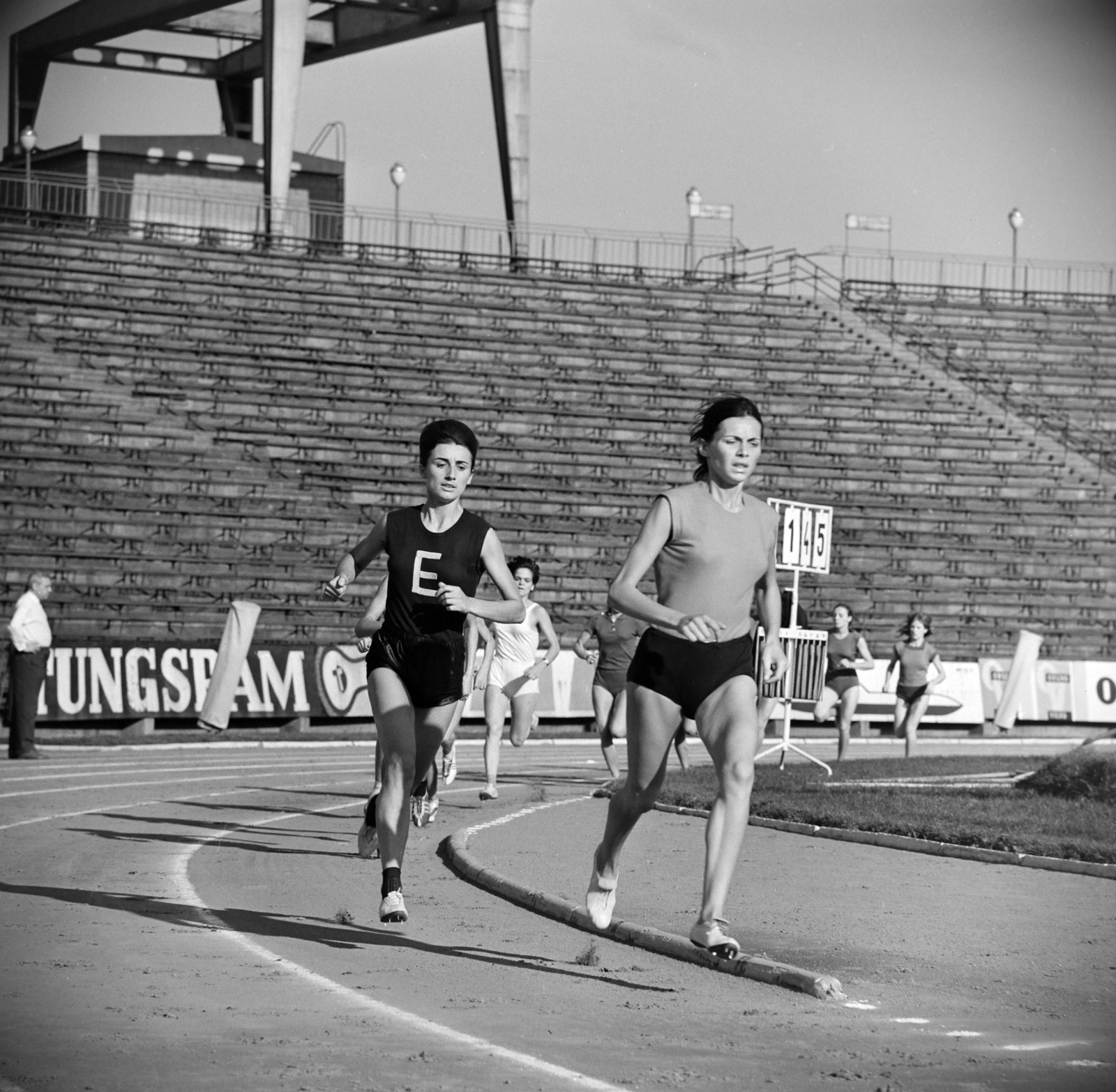 Hungary, Népstadion, Budapest XIV., a Budapesti Spartacus nemzetközi atétikai versenye 1964. szeptember 5-én. 800 m-es síkfutás, Szabóné Nagy Zsuzsa (balra) és Kazi Olga (jobbra)., 1964, Bojár Sándor, athletics, Budapest, Tungsram-brand, stadium, Fortepan #179020