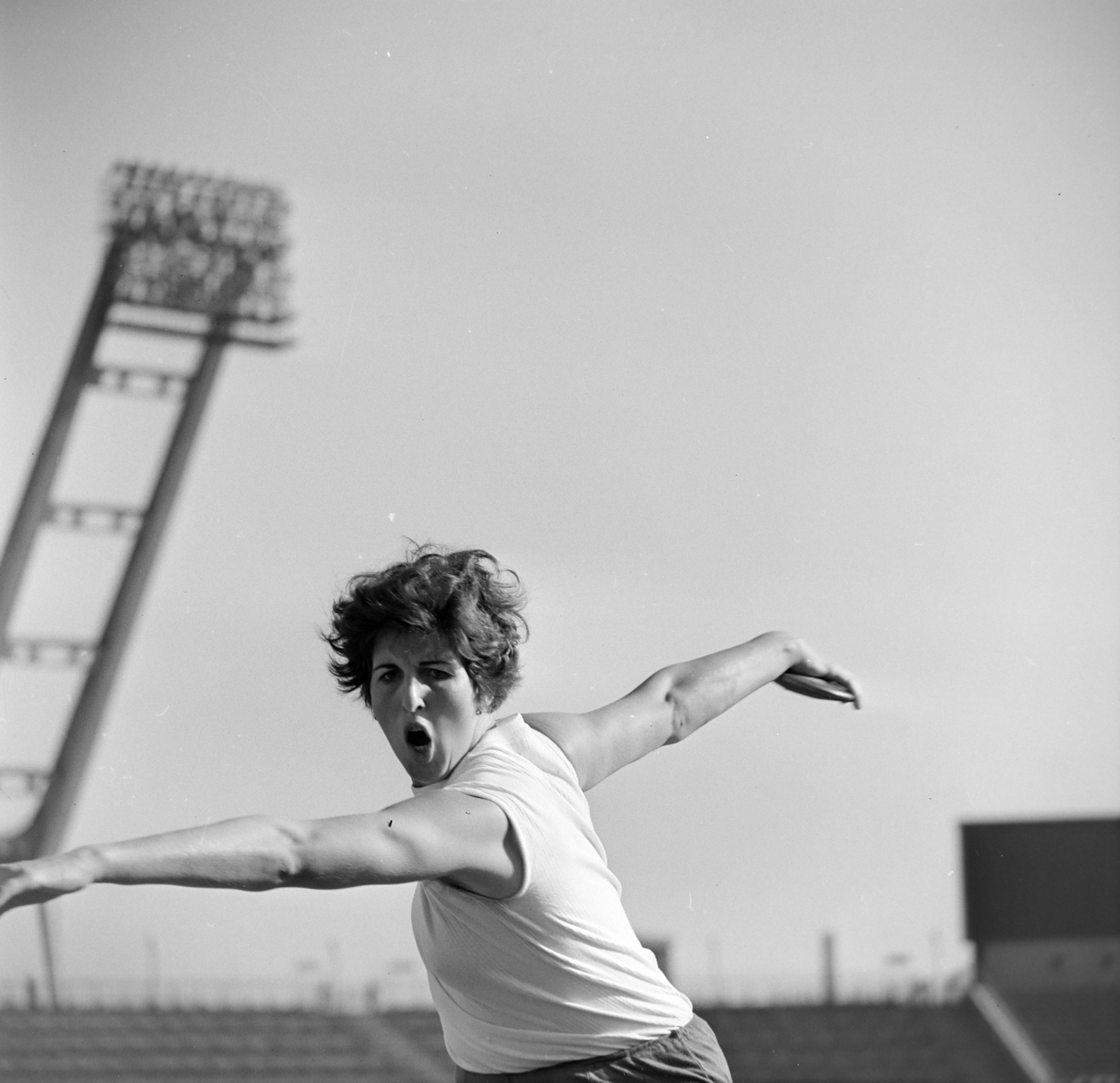 Hungary, Népstadion, Budapest XIV., a Budapesti Spartacus nemzetközi atétikai versenye 1964. szeptember 5-én. Kontsek Jolán (dr Kleiber Ferencné) diszkoszvető., 1964, Bojár Sándor, discus throwing, Budapest, stadium, grimace, Fortepan #179021
