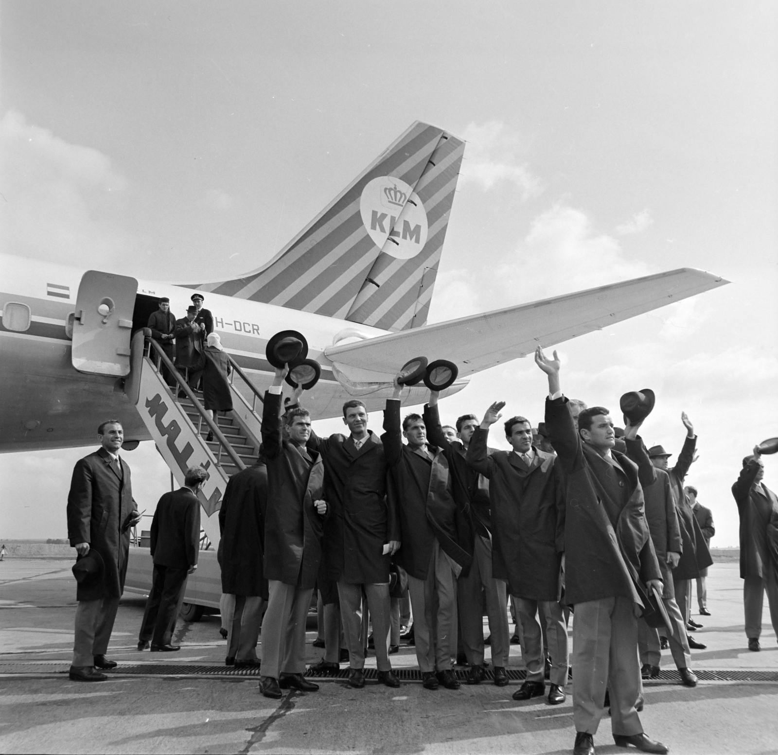 Hungary, Ferihegy (now - Ferenc Liszt) International Airport, Budapest XVIII., a felvétel a magyar olimpikonok első csoportjának Tókióba indulásakor, 1964. szeptember 22-én készült., 1964, Bojár Sándor, airplane, KLM Royal Dutch Airlines, McDonnell Douglas-brand, Budapest, Best of, Fortepan #179028