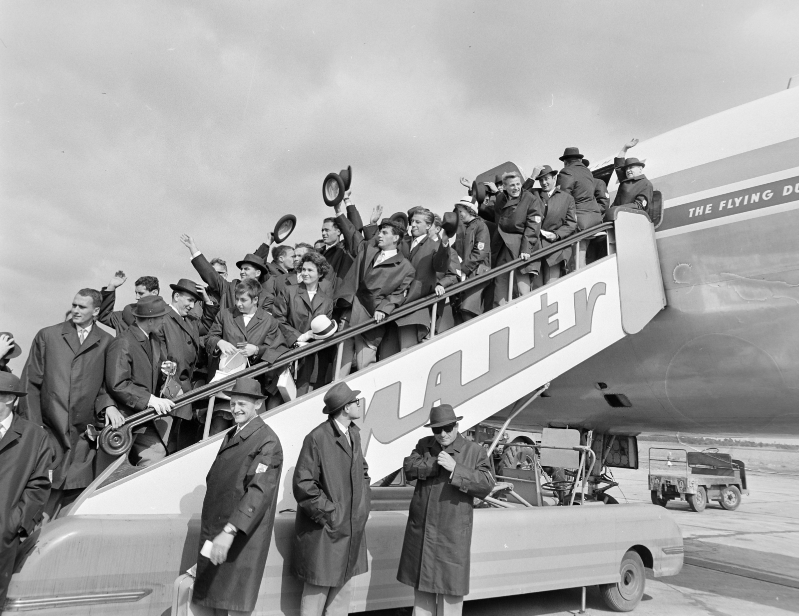 Hungary, Ferihegy (now - Ferenc Liszt) International Airport, Budapest XVIII., a felvétel a magyar olimpikonok első csoportjának Tókióba indulásakor, 1964. szeptember 22-én készült., 1964, Bojár Sándor, McDonnell Douglas-brand, Budapest, Fortepan #179034