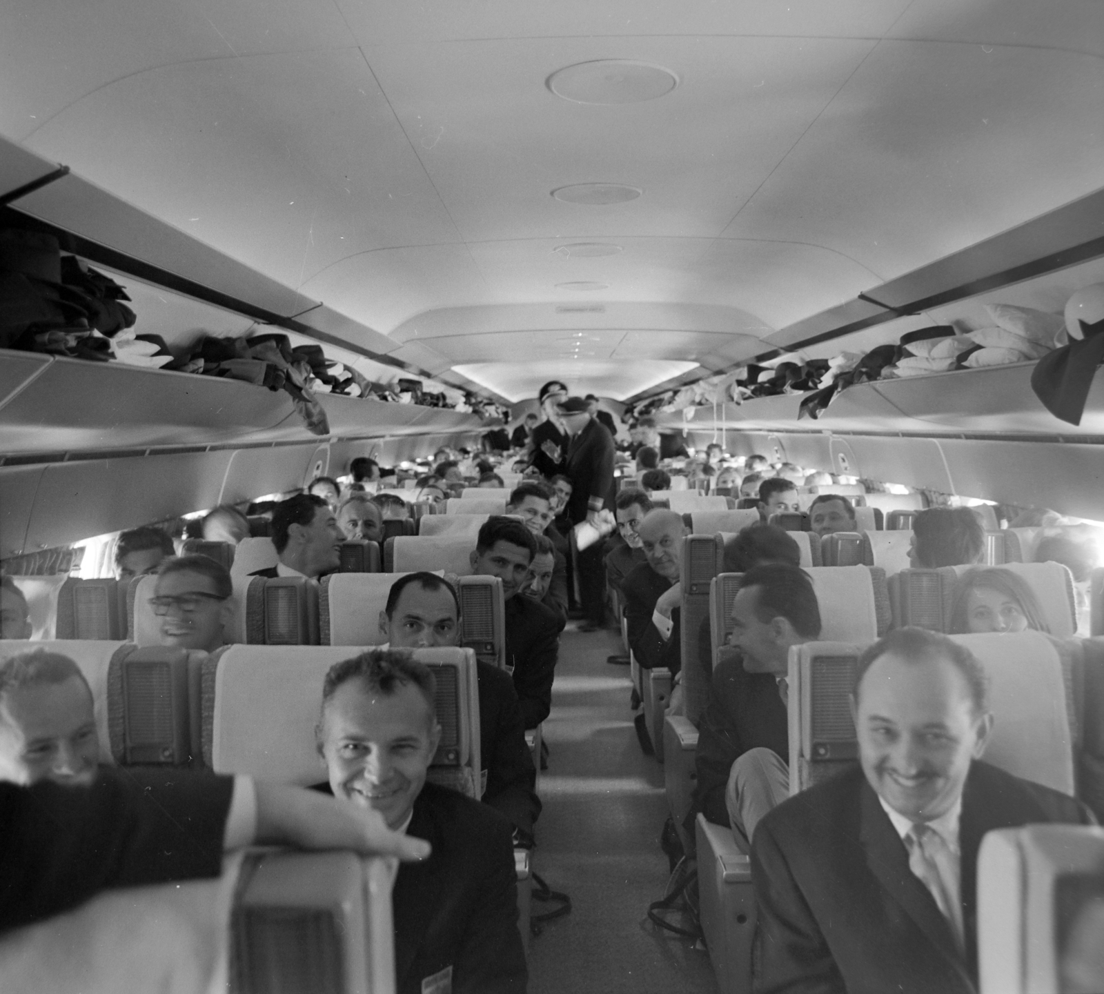Hungary, Ferihegy (now - Ferenc Liszt) International Airport, Budapest XVIII., a felvétel a magyar olimpikonok első csoportjának Tókióba indulásakor, 1964. szeptember 22-én készült., 1964, Bojár Sándor, McDonnell Douglas-brand, Budapest, Fortepan #179035