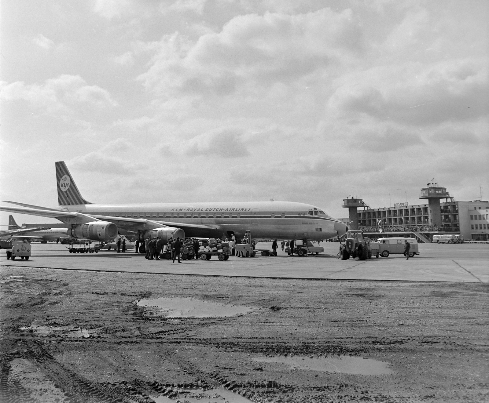 Hungary, Ferihegy (now - Ferenc Liszt) International Airport, Budapest XVIII., a felvétel a magyar olimpikonok első csoportjának Tókióba indulásakor, 1964. szeptember 22-én készült., 1964, Bojár Sándor, airplane, KLM Royal Dutch Airlines, McDonnell Douglas-brand, Budapest, Fortepan #179037
