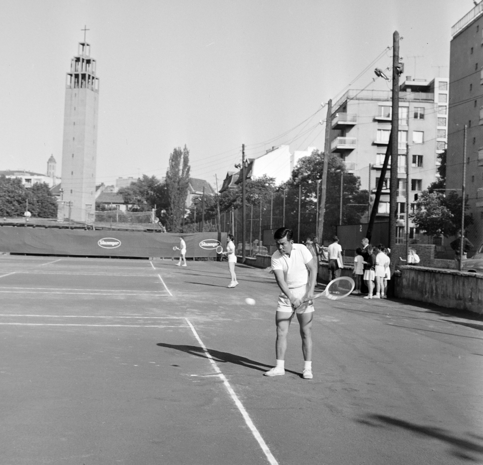 Hungary, Városmajor, Budapest XII., jobbra a Maros utca, háttérben a Jézus Szíve-templom. A felvétel a Kínai válogatott - VTSK teniszmérkőzés alkalmával, 1965. június 29-én készült., 1965, Bojár Sándor, Budapest, Fortepan #179043