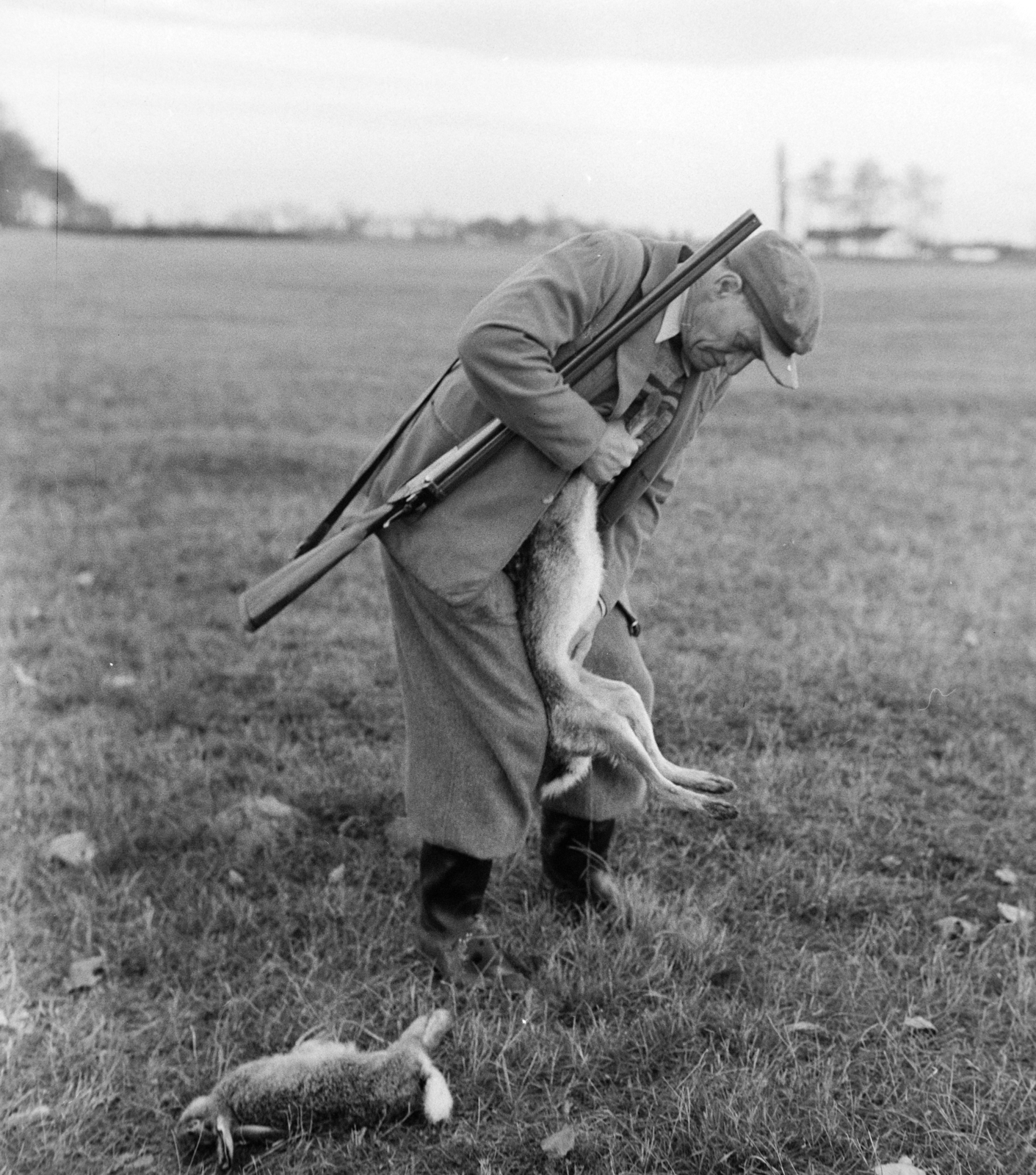 Magyarország, Tápiószele, a felvétel a VI-os számú Autójavító Vállalat vadásztársaságának nyúlvadászatán készült., 1960, Bojár Sándor, vadász, vadászat, nyúl, vadászfegyver, Fortepan #179057