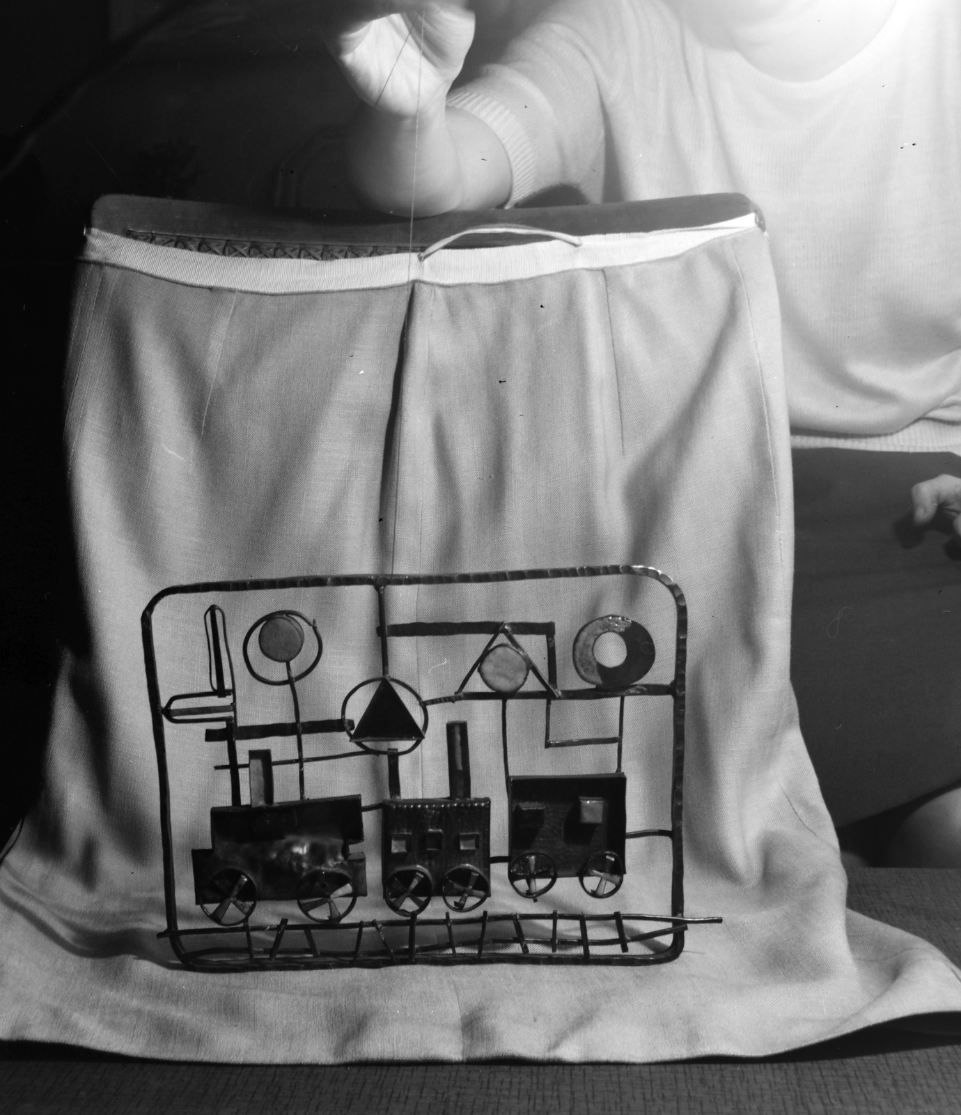 Hungary, Pilisborosjenő, Szőlő utca, Bartha Ágnes ötvösművész egyik alkotása a műtermében., 1963, Bojár Sándor, studio, modern art, Fortepan #179068