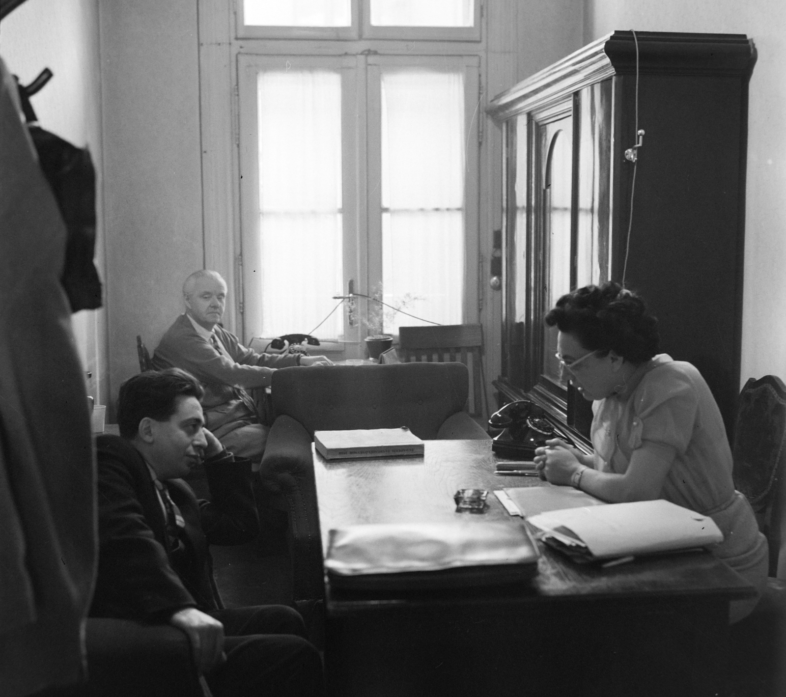 Magyarország, a Magyar Szemle főszerkesztője Poll Júlia és szerkesztője Vágó Tibor, háttérben Wesselényi Miklós újságíró, író., 1962, Bojár Sándor, Fortepan #179070