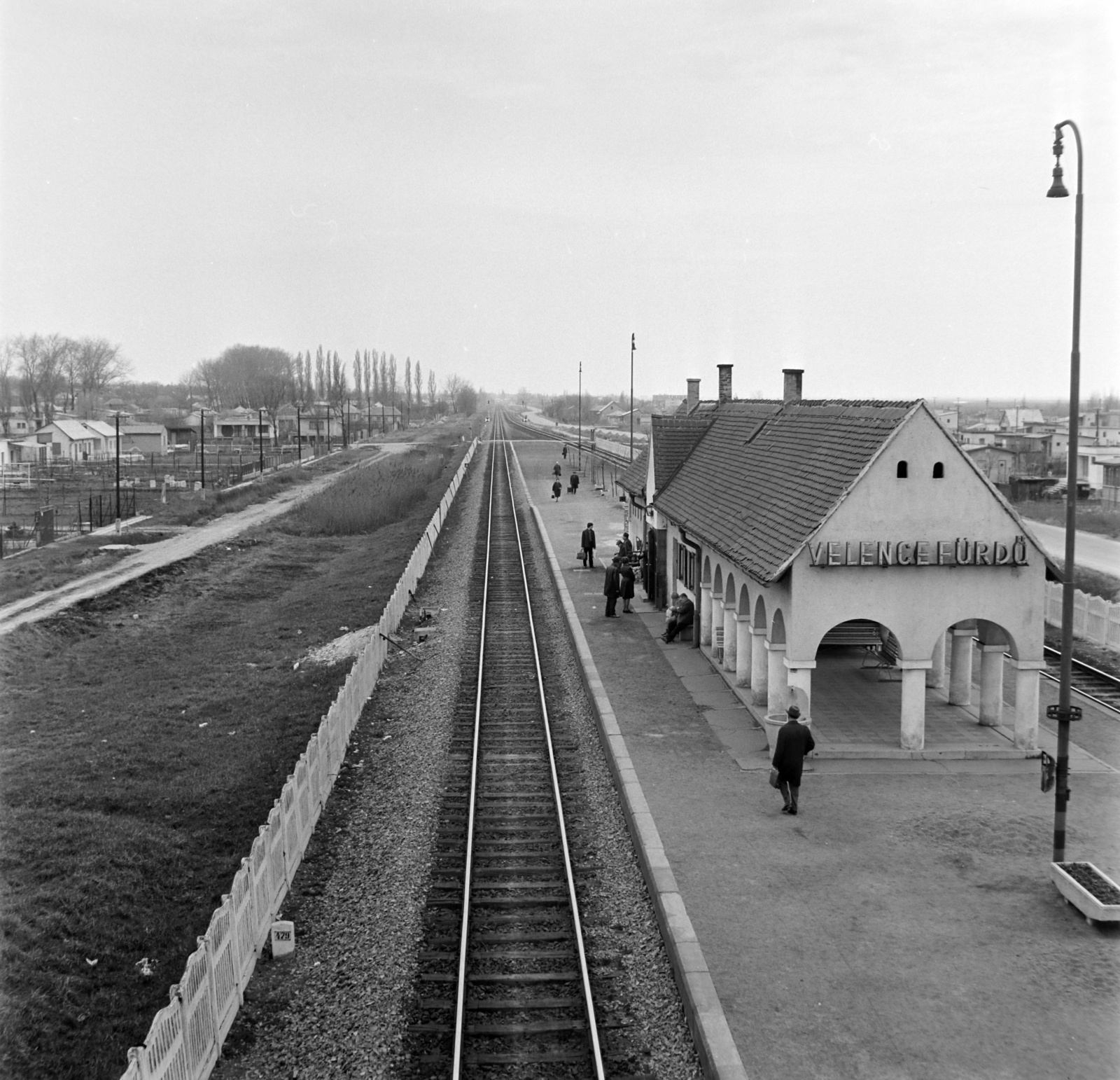 Magyarország,Velencei-tó, Velence, Velencefürdő vasútállomás a gyalogos felüljáróról nézve., 1974, Bojár Sándor, madártávlat, vasútállomás, Fortepan #179080