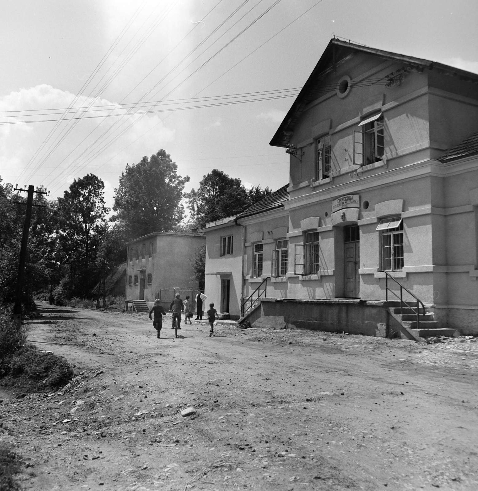 Poland, Rybna, 437. szám, a Kerületi Tejipari Szövetkezet épülete., 1966, Bojár Sándor, Fortepan #179087