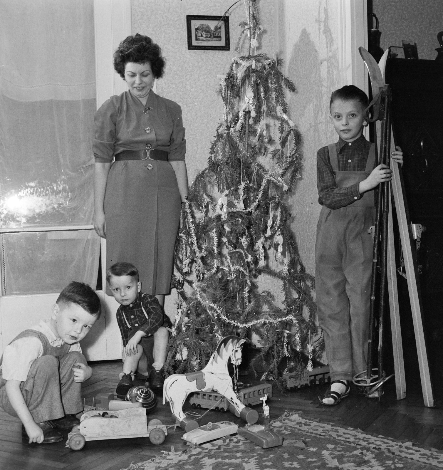 Hungary, a felvétel Donáth Ferenc politikus otthonában készült. A képen felesége, Bozóky Éva író, gyermekeikkel., 1961, Bojár Sándor, christmas tree, toy, whirligig, skis, ski pole, Fortepan #179094