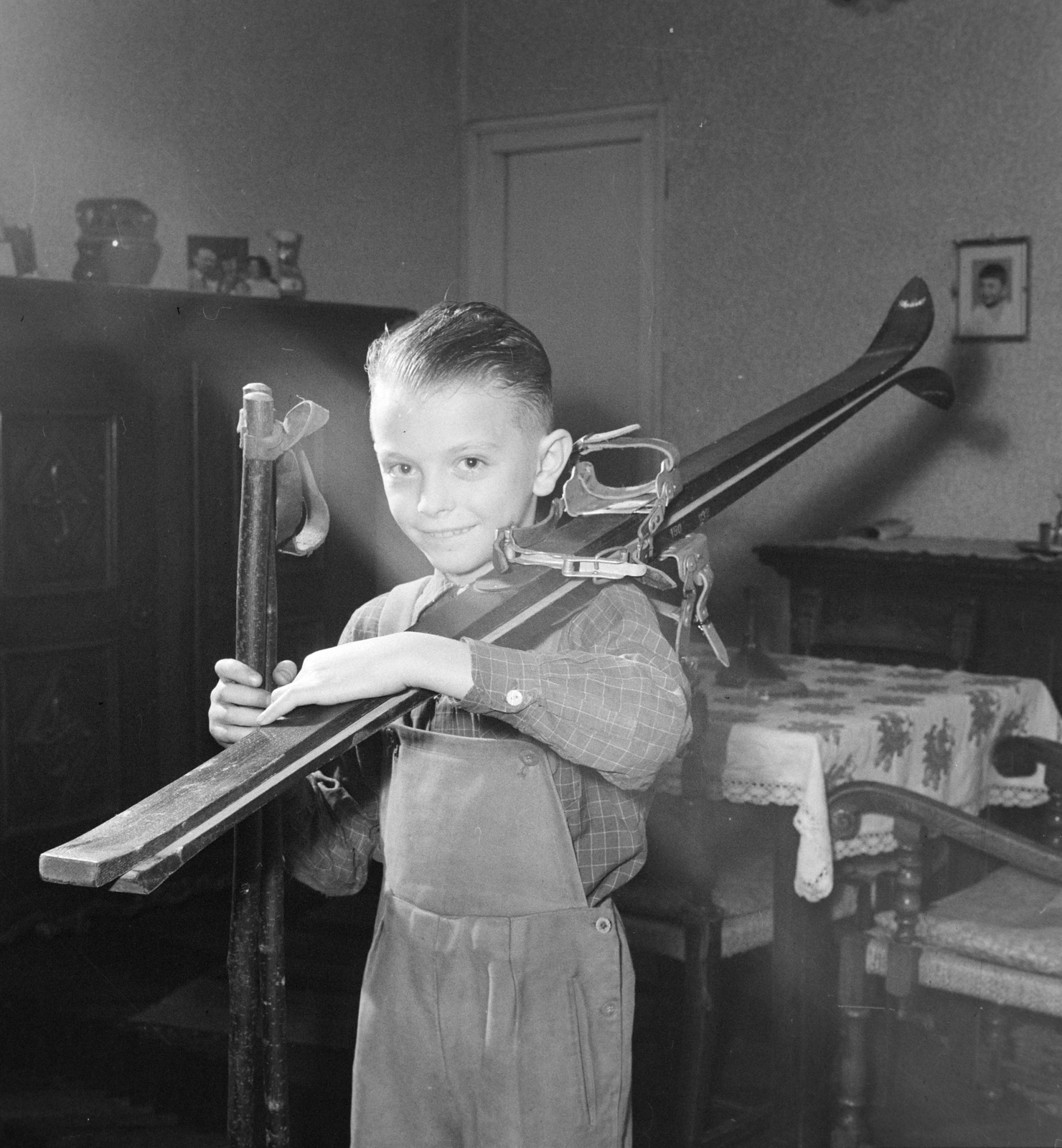 Hungary, a felvétel Donáth Ferenc politikus otthonában készült. A képen a család legnagyobb gyermeke., 1961, Bojár Sándor, skis, ski pole, dungarees, Fortepan #179095