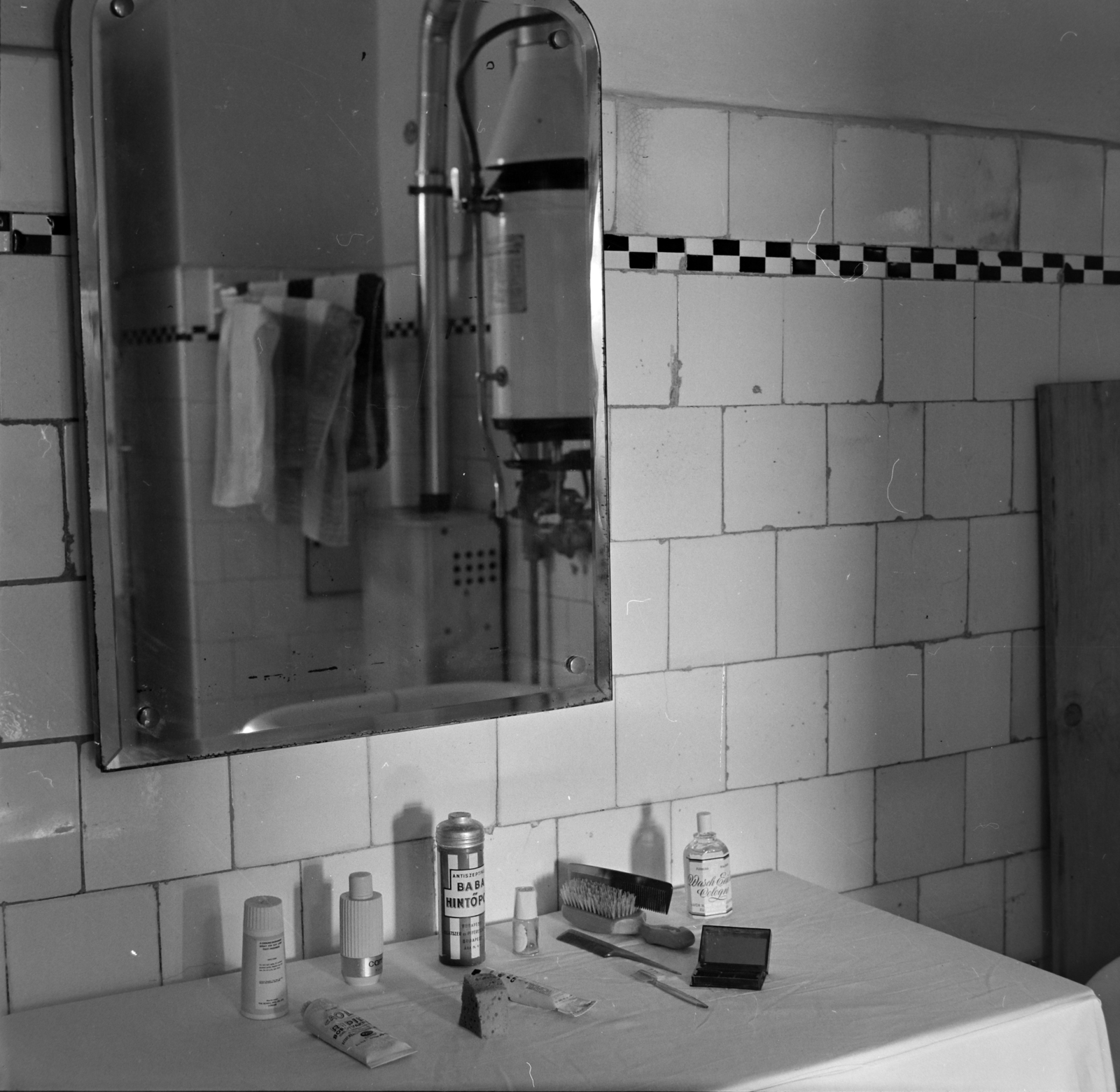 1961, Bojár Sándor, mirror, table, tile, shaving, boiler, talcum powder, comb, still life, bathroom, Fortepan #179102