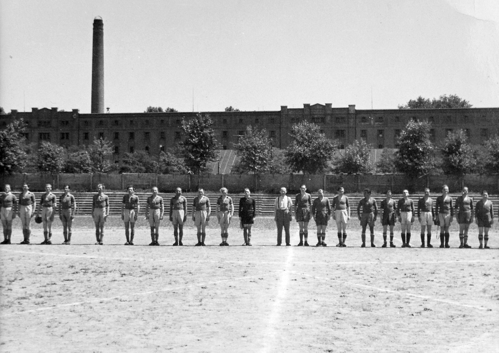 Hungary, Budapest XI., Kőrösy József (Mező) utca, BEAC sportpálya, háttérben a Lágymányosi Dohánygyár., 1951, Jankovszky György, football, soccer team, chimney, factory, pitch, Budapest, tobacco factory, Fortepan #17911