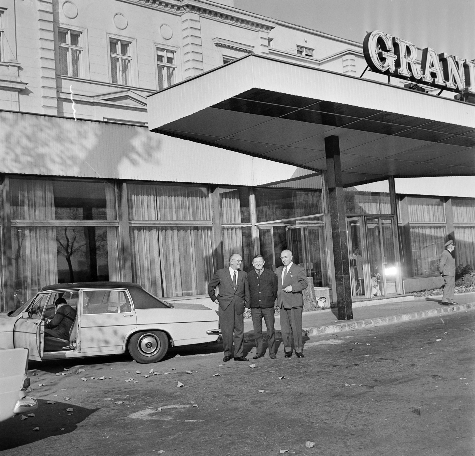 Magyarország, Margitsziget, Budapest, Margitszigeti Nagyszálló, főbejárat., 1968, Bojár Sándor, Fortepan #179111