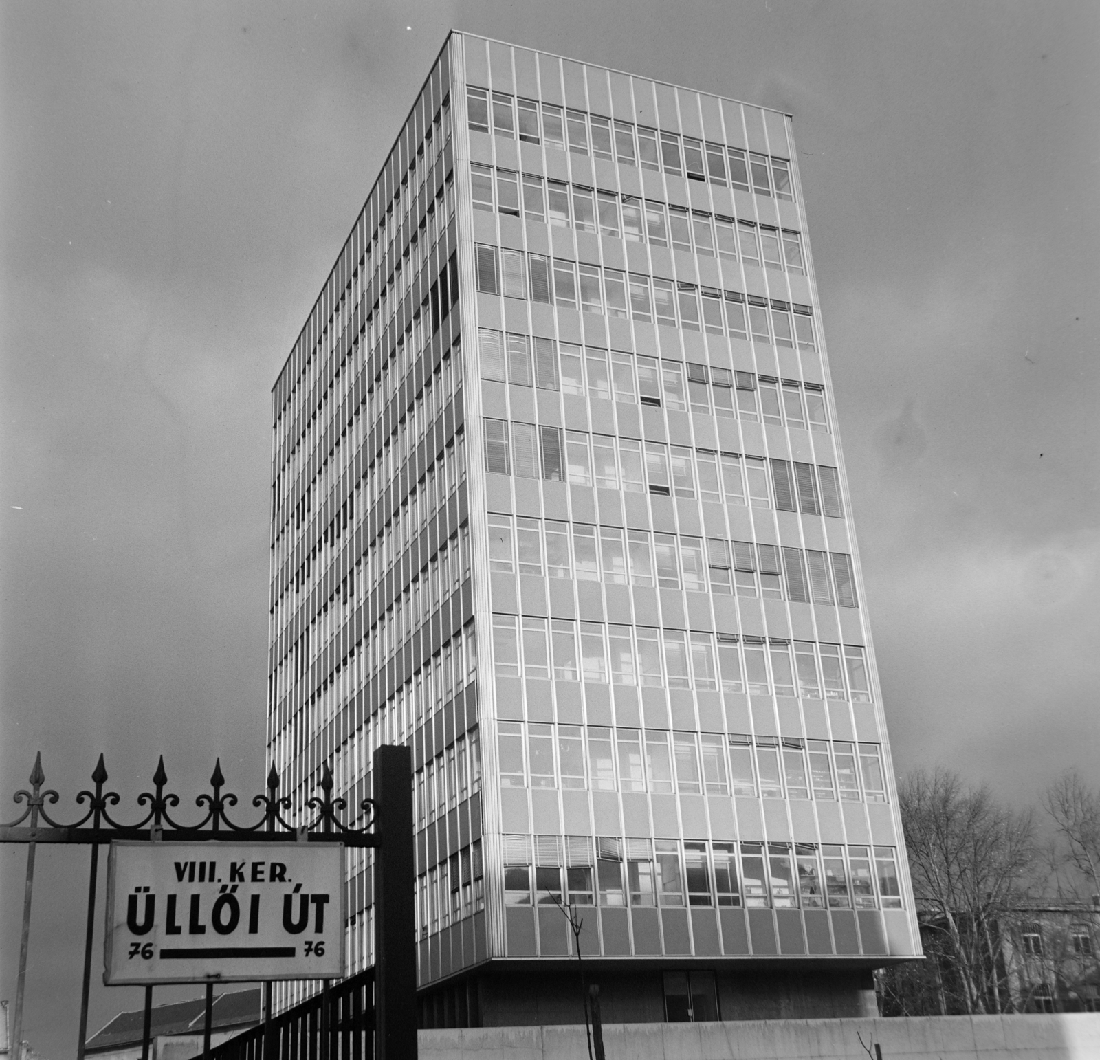 Hungary, Budapest VIII., Üllői út a Szigony utcánál, szemben a Kísérleti Orvostudományi Kutató Intézet épülete., 1963, Bojár Sándor, Budapest, tall house, slanted, Fortepan #179119