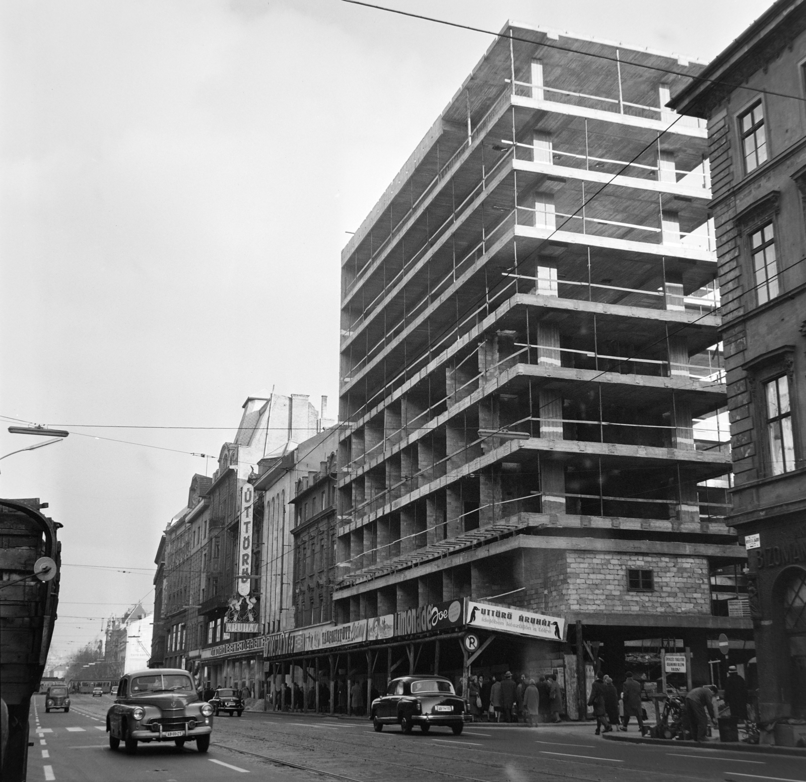 Magyarország, Budapest V., Kossuth Lajos utca az Astoria felé nézve, jobbra a Szép utca torkolatánál az épülő Hungarotex irodaház., 1965, Bojár Sándor, Budapest, Fortepan #179120