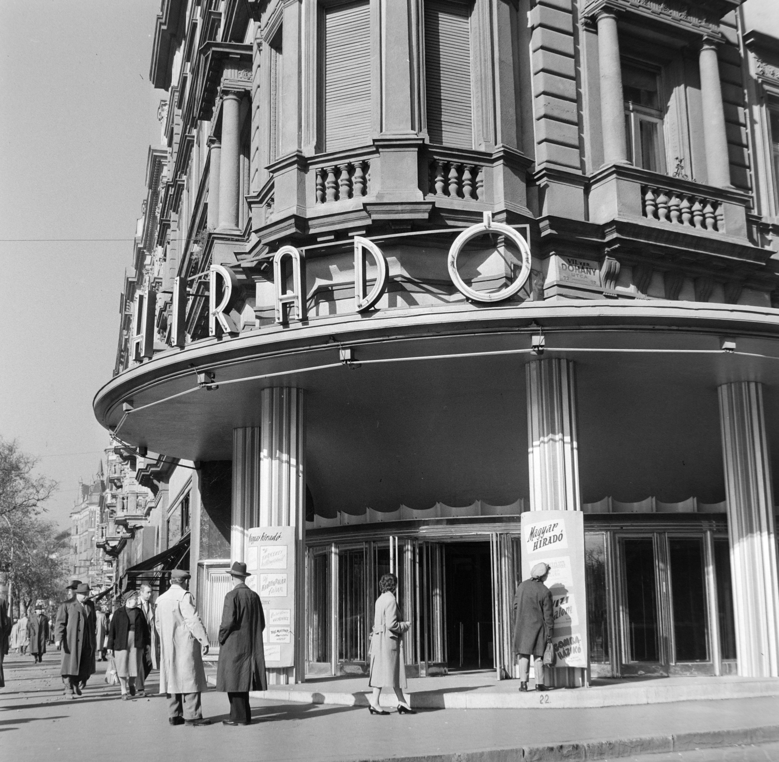 Hungary, Budapest VII., Erzsébet (Lenin) körút - Dohány utca sarok a Híradó mozi előtt., 1959, Bojár Sándor, Budapest, street view, cornerhouse, Fortepan #179128