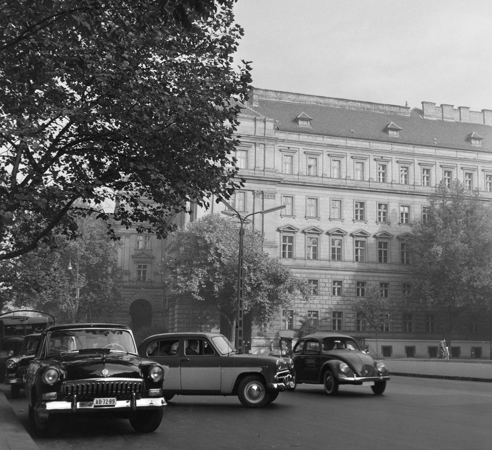 Magyarország, Budapest V., Vértanúk tere (Ságvári tér), háttérben a Földművelésügyi Minisztérium épülete., 1963, Bojár Sándor, Volkswagen-márka, Budapest, Fortepan #179130