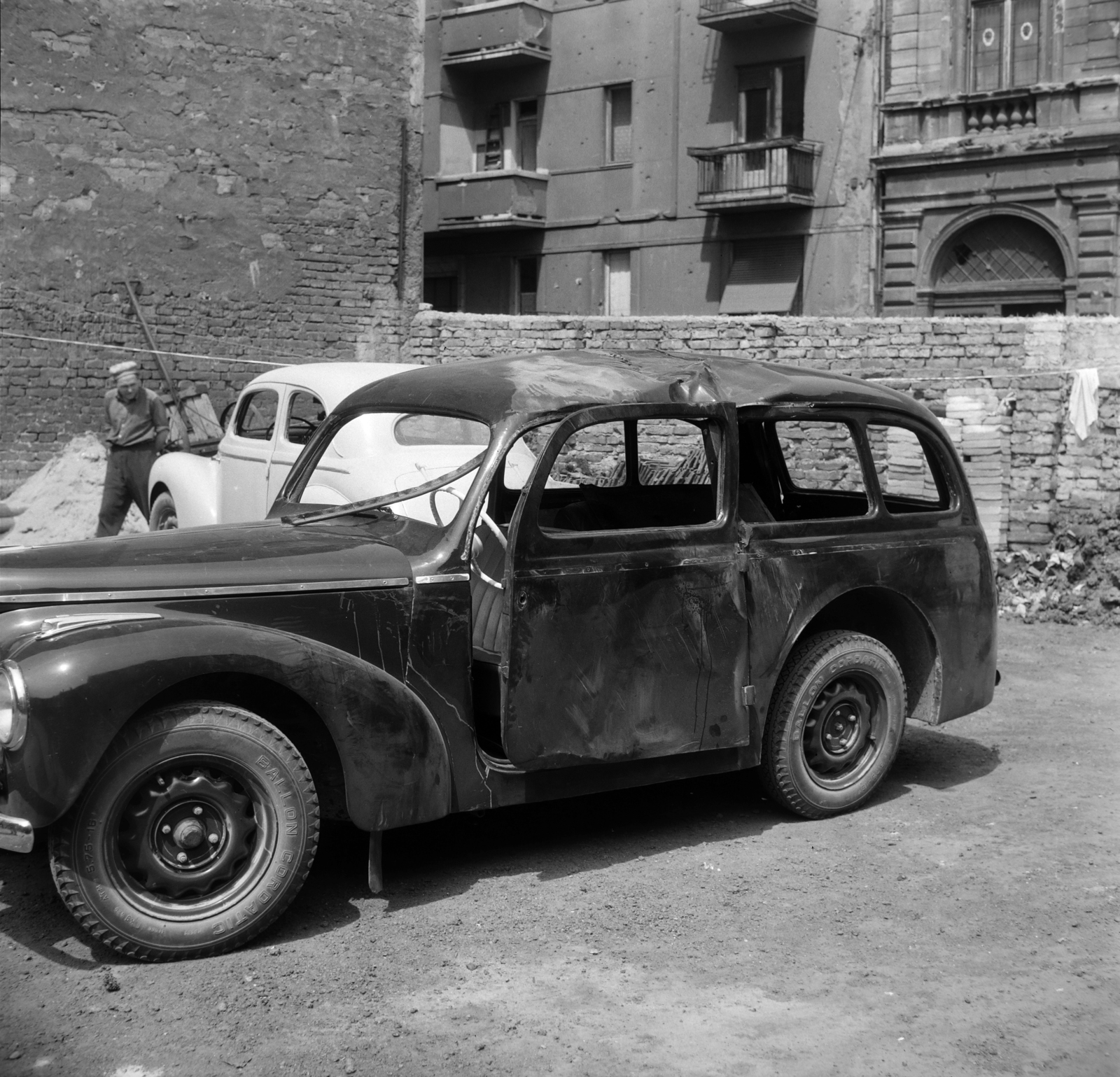 Magyarország, Budapest II., a Varsányi Irén utca 34. számú telek, szemben a 21. és 19. számú ház., 1963, Bojár Sándor, Budapest, Skoda-márka, járműjavítás, Fortepan #179136