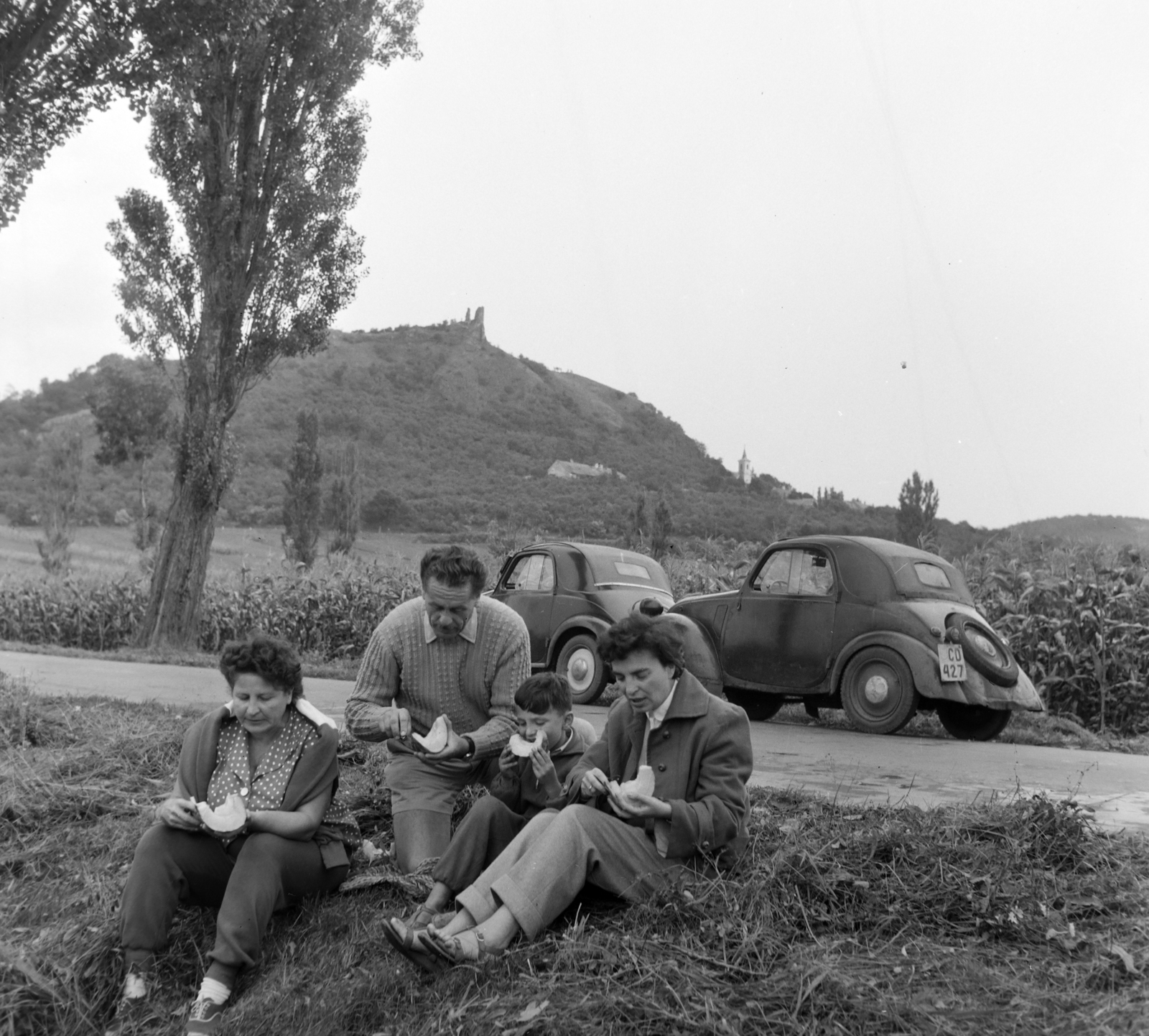 Hungary,Lake Balaton, Szigliget, a Szigligeti vár romjai a 71-es főút felől nézve, jobbra a Szűz Mária neve templom., 1960, Bojár Sándor, Fortepan #179137