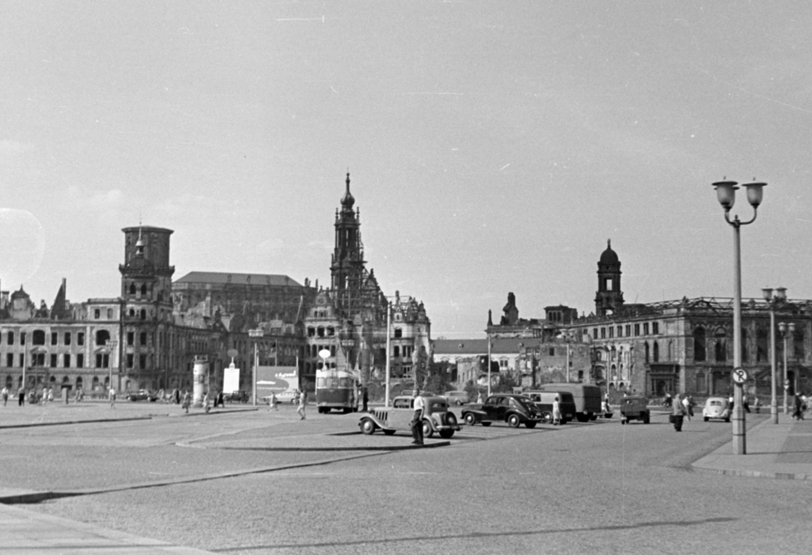 Németország, Drezda, Neumarkt, balra a Drezdai Kastély (Residenzschloss) romjai, középen a Szentháromság Katolikus Főtemplom (Hofkirche) tornya, jobbra a Sächsisches Ständehaus., 1960, Bojár Sándor, NDK, Fortepan #179145